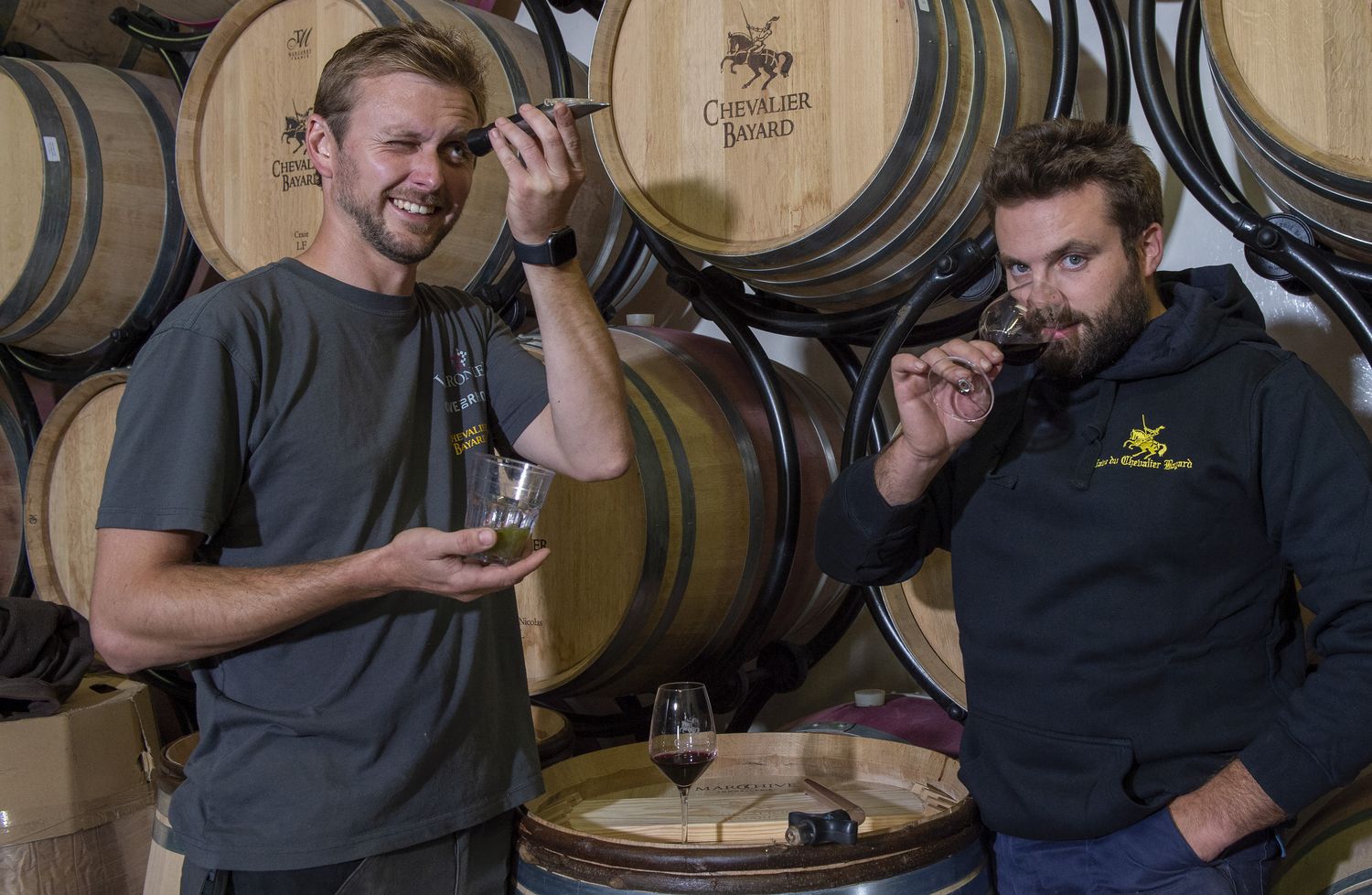 Bertrand Nominé, à gauche, et Alexis Praz, conjuguent leurs compétences à la cave du Chevalier Bayard à Varen ainsi qu'à la maison voisine, C. Varonier & Söhne.