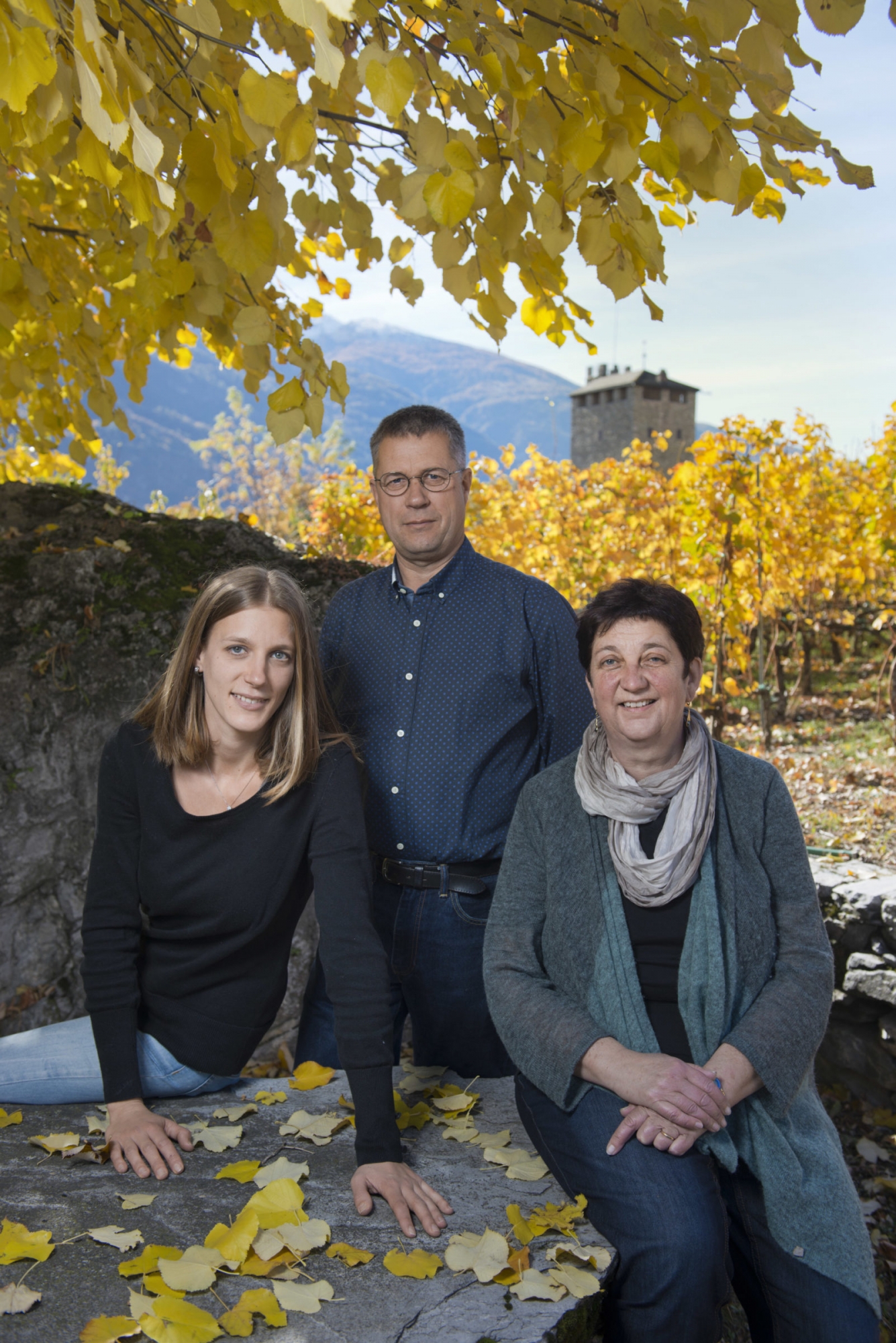 Anne-Catherine et Denis Mercier, ici avec leur fille Madeleine qui a repris la cave familiale, ont accédé au titre prestigieux d'«icônes du vin suisse».