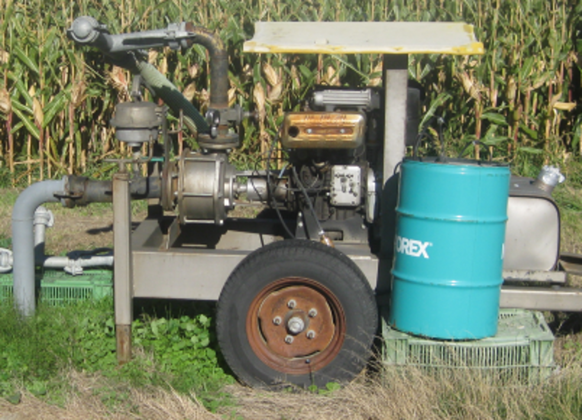 Le puits privé qui alimentait le champ de 7000 m2, arrosé d'eau polluée à la benzidine, utilisait une pompe à diesel de ce type.