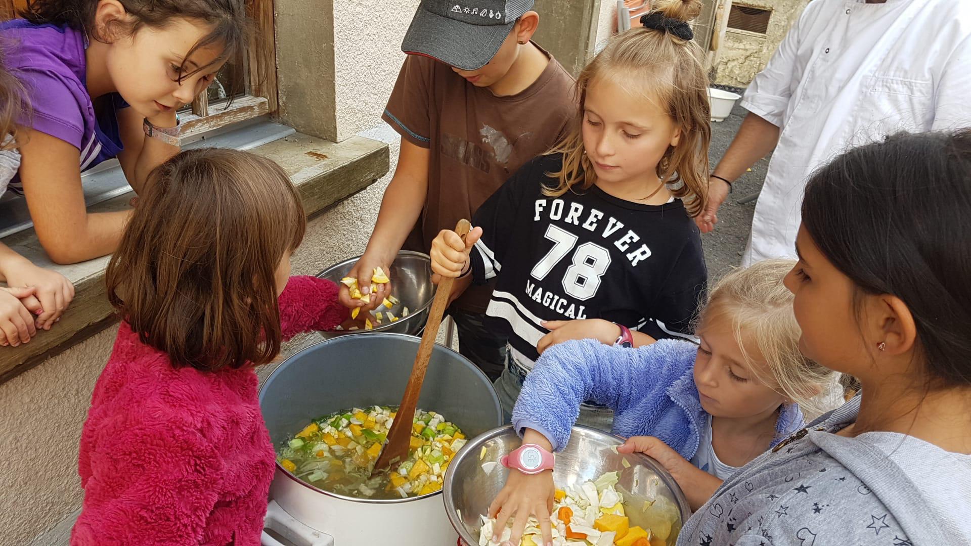 Mercredi dernier à Sarreyer, les petits Bagnards ont colorié des sets de table et préparé une soupe aux légumes pour les habitants du village.