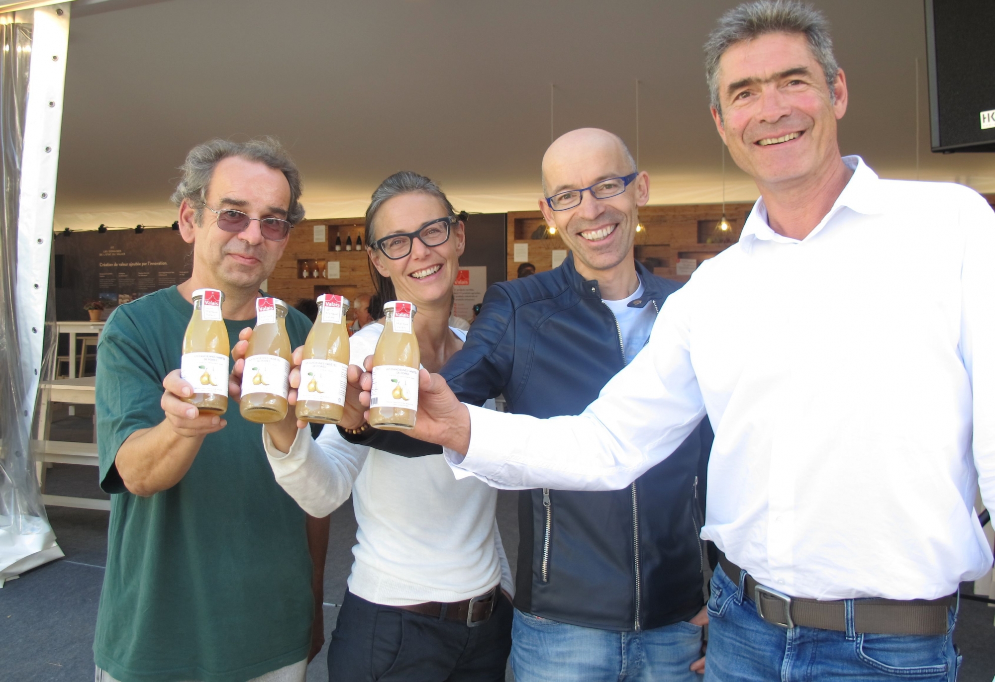 Le nouveau jus de poire, présenté ici par Bernard Vollet, chef de culture à l’Office d’arboriculture, Sofia De Meyer, directrice d’Opaline, Gérald Dayer, chef du Service de l’agriculture et Ludovic Orts, responsable production chez Opaline, est certifié marque Valais.