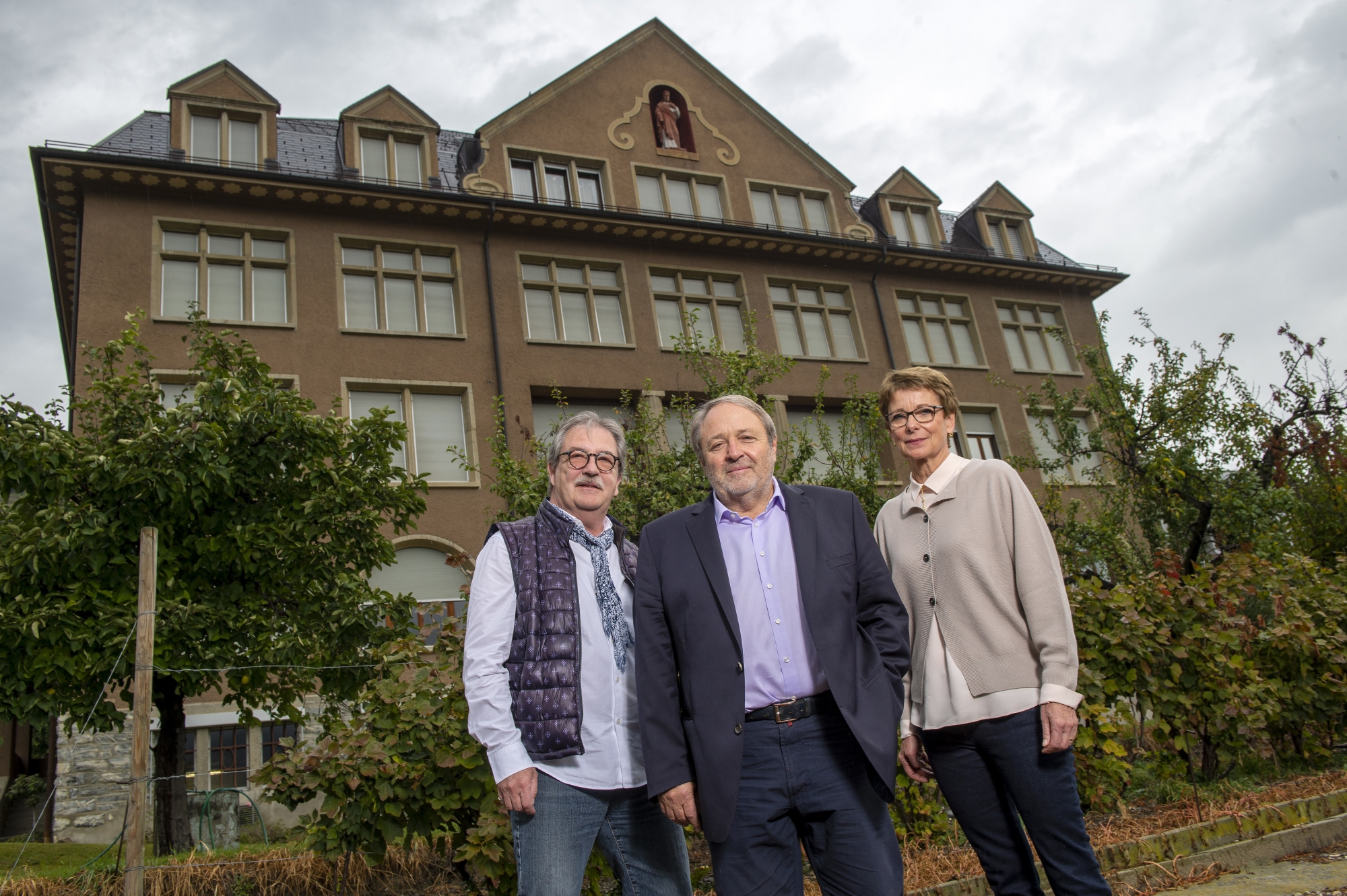 Marcel Maurer (au centre), président de la fondation La Maison Azur, entouré d’Isabelle Millioud, vice-présidente, et de Pascal Varone, chargé du projet architectural, sont heureux de dévoiler le lieu de la future structure valaisanne: l’ancien couvent des sœurs hospitalières dans le nord de Sion.