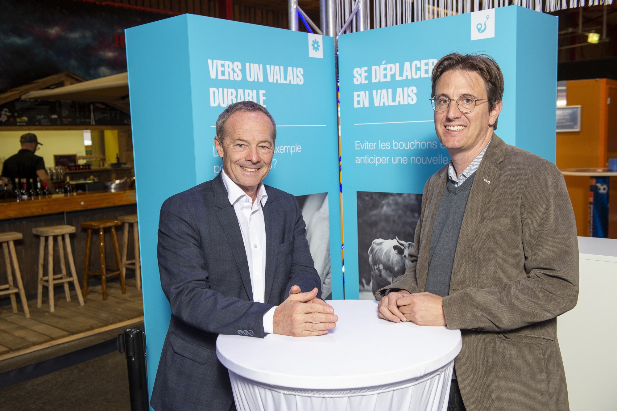 Alain Barbey, coordinateur régional CFF Suisse romande, et Vincent Pellissier, chef du Service cantonal de la mobilité, ont débattu sur le stand du «Nouvelliste» à la Foire du Valais.