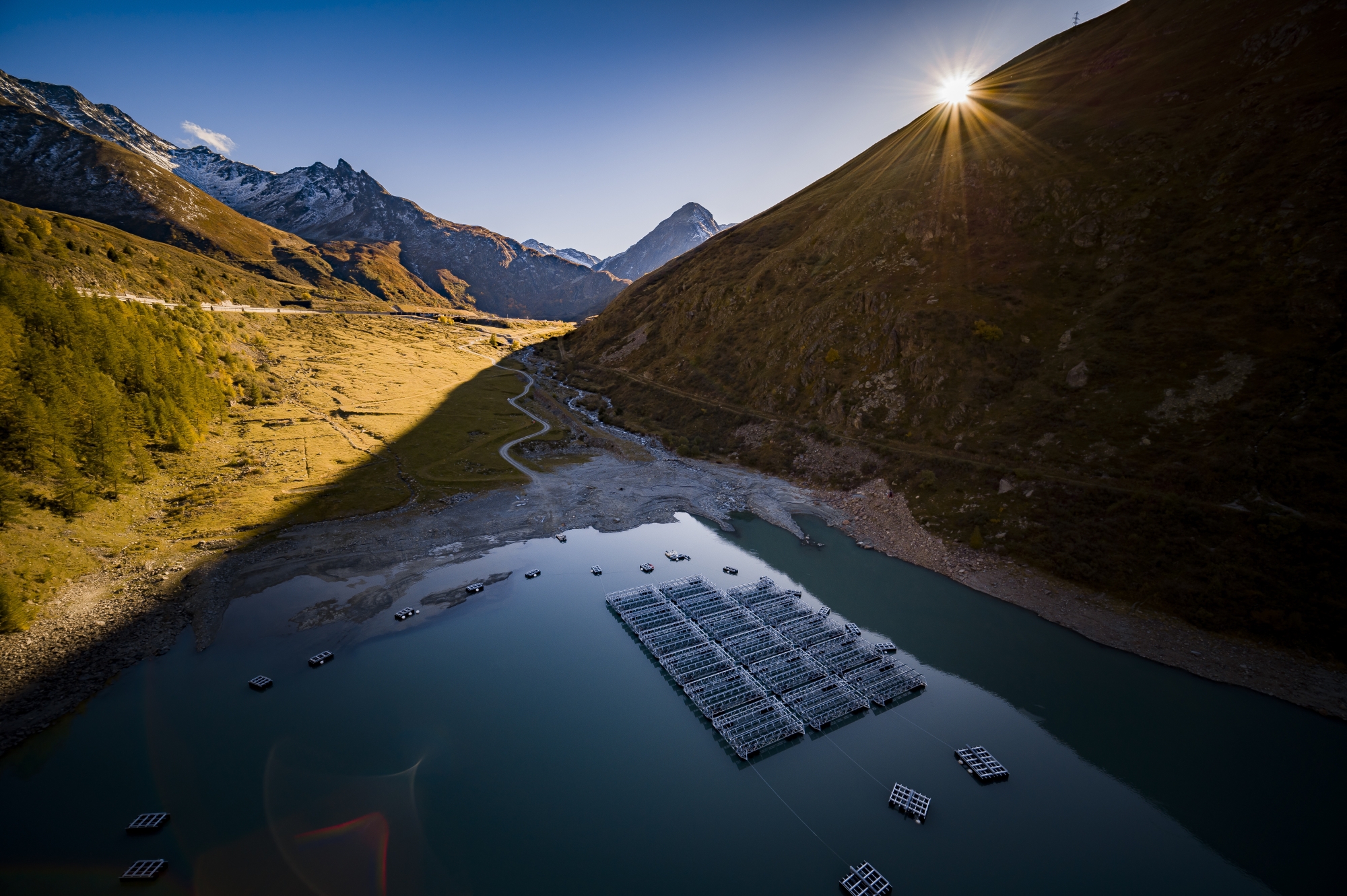 Les panneaux solaires flottent sur le lac des Toules.
