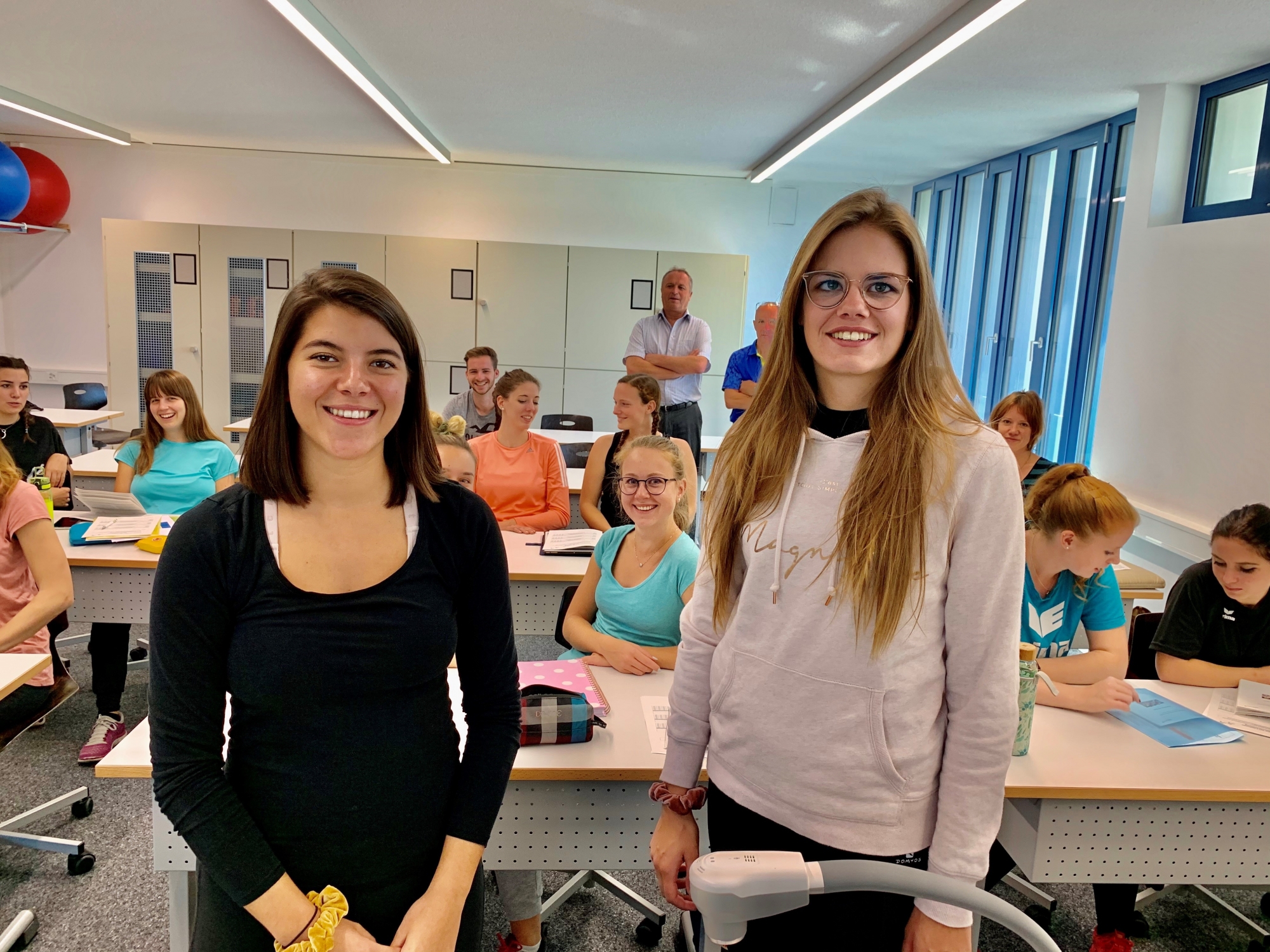 Gaëlle Sinnaeve et Mathilde Fournier ont pris en charge une classe de 7H à Zermatt alors qu’elles sont encore étudiantes. Cette semaine, elles suivaient leur formation à Brigue tandis que leurs élèves étaient en vacances.