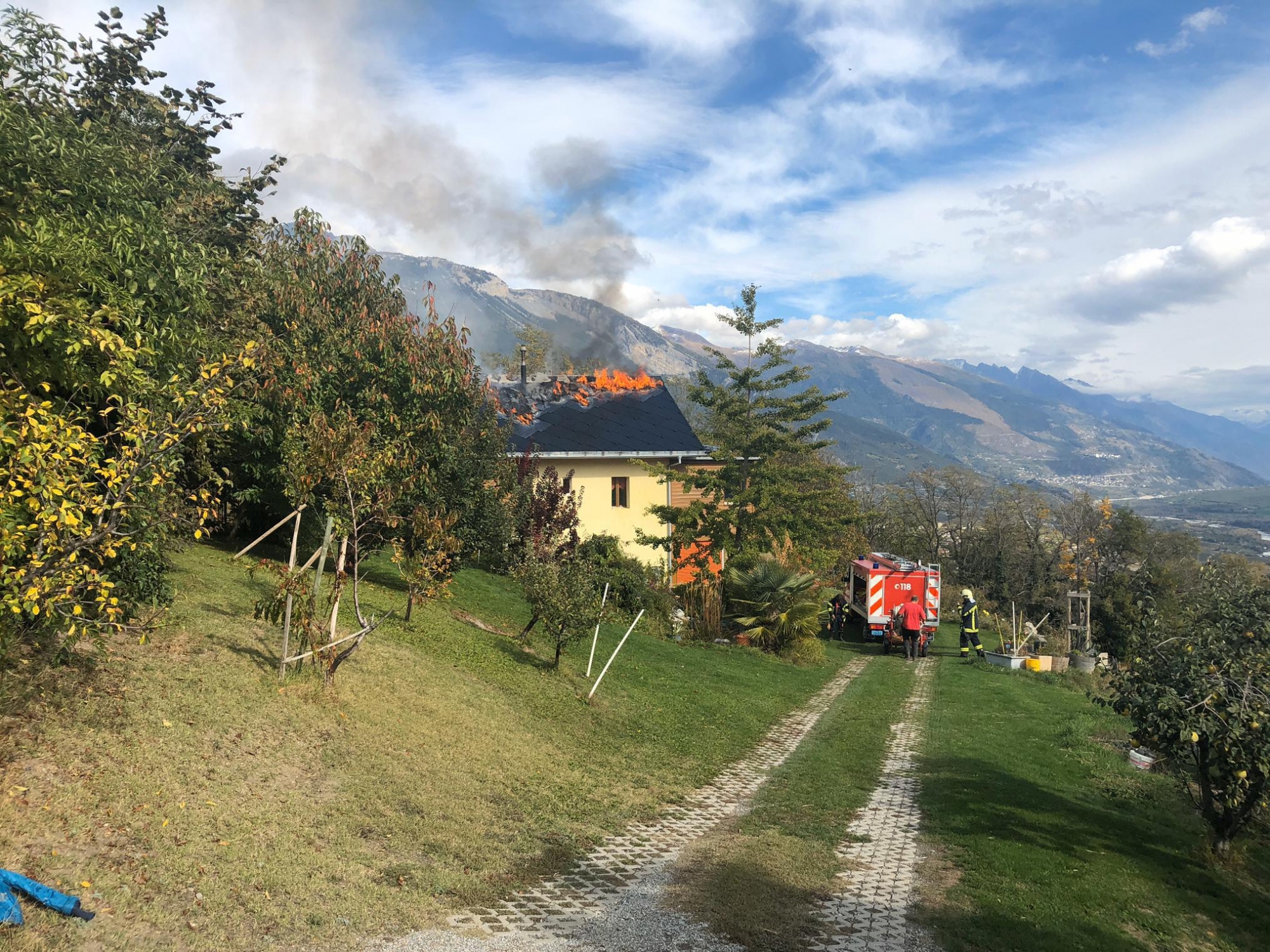 Le toit d'une maison située à Darnona a pris feu vendredi en début d'après-midi.