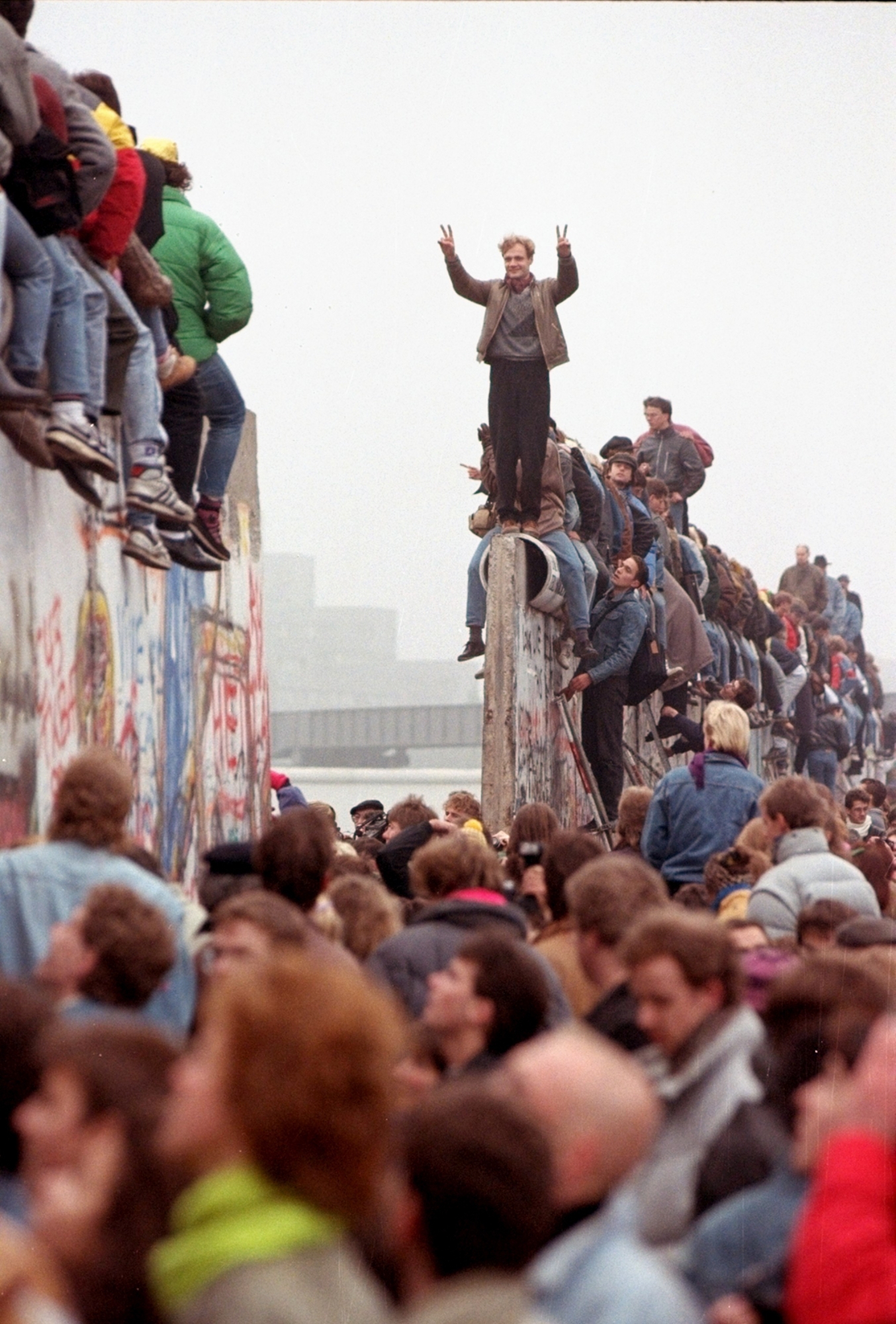 Au lendemain de la chute du mur de Berlin, la joie des Allemands de l'Est et de l'Ouest n'est toujours pas retombée.