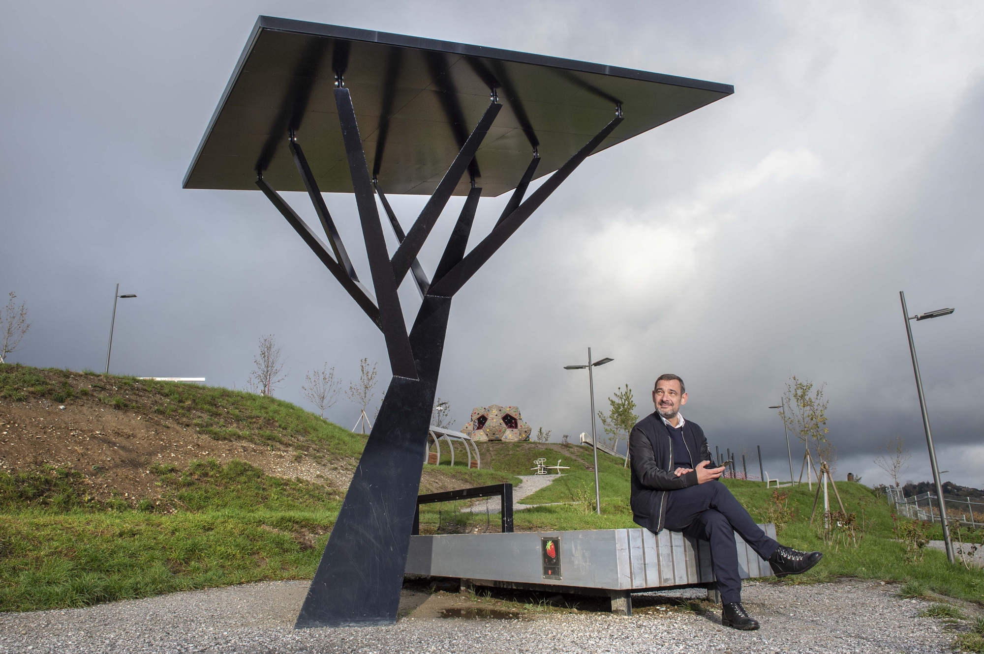 Thierry Galladé est le fondateur de Public-Places, l'entreprise à l'origine de cet arbre solaire d'un peu plus de 4 mètres de haut.