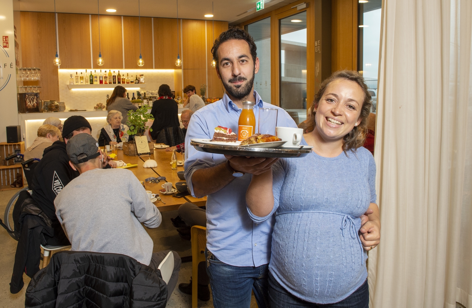Anna-Katharina et Quentin Lode tiennent la barre du Tandem Café de Venthône depuis un peu plus d'un an.