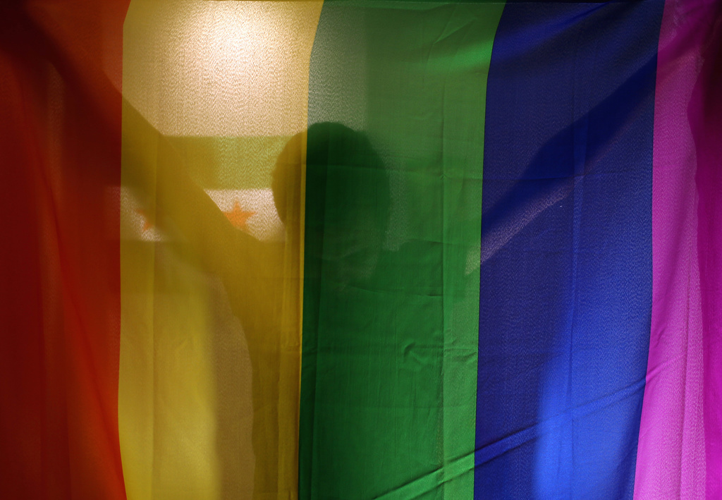 L'extension de la norme antiraciste aux actes discriminatoires et appels à la haine fondés sur des orientations sexuelles vise à protéger la communauté LGBTI.