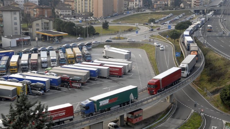 Il y a encore trop de camions qui transitent par les routes alpines. (Illustration)