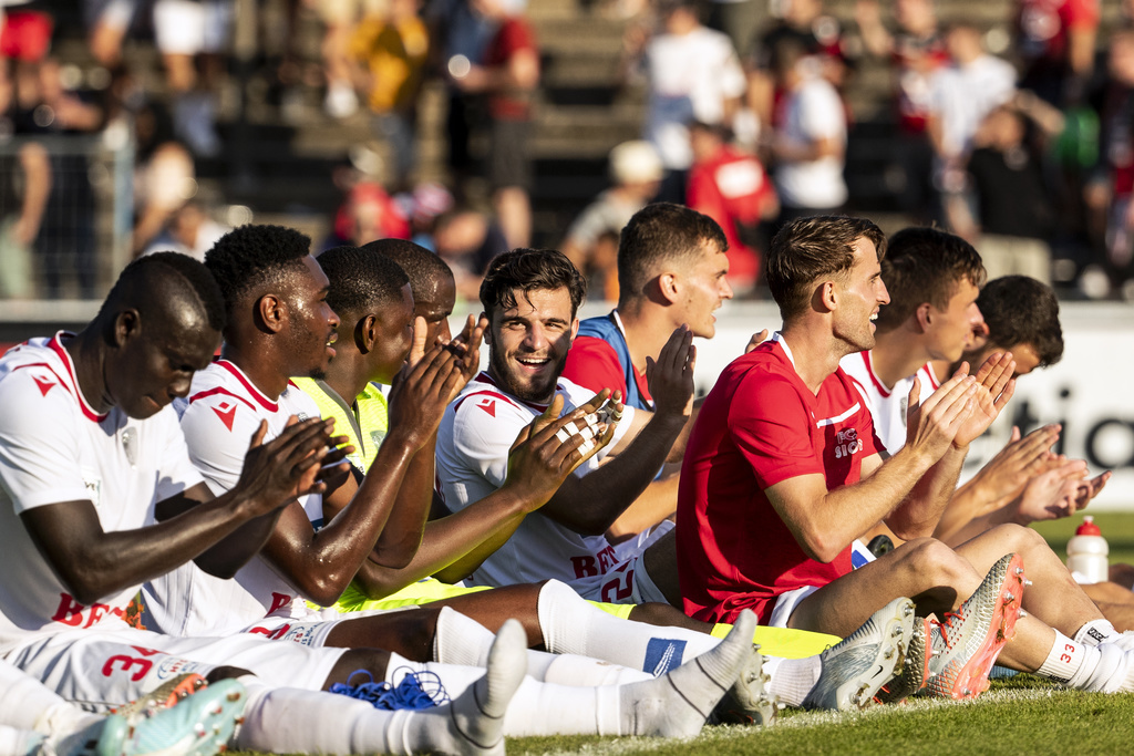 Les joueurs du FC Sion font la fête avec leurs supporters après la qualification contre Aarau lors des seizièmes de finale de la Coupe.