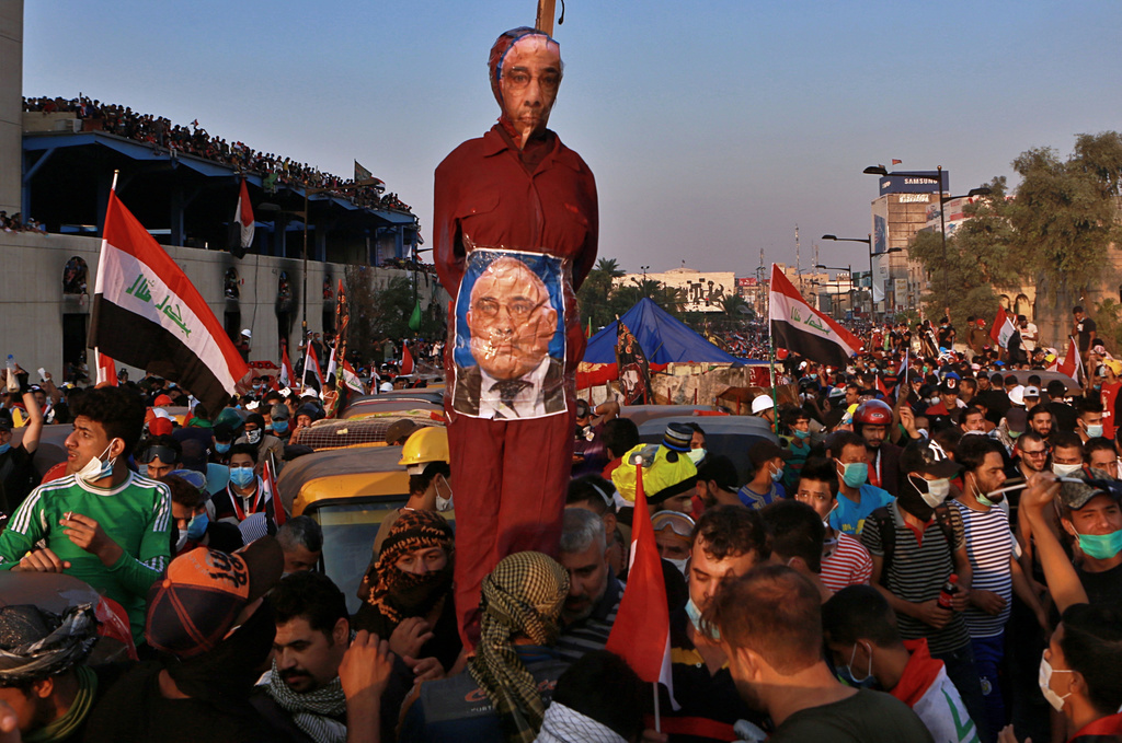 Le Premier ministre Adel Abdel-Mahdi fustigé par la foule.