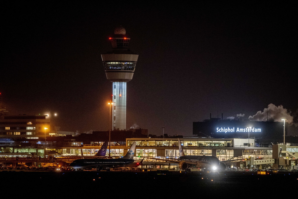 De nombreux vols au départ de l'aéroport de Schiphol ont été retardés suite à l'incident.