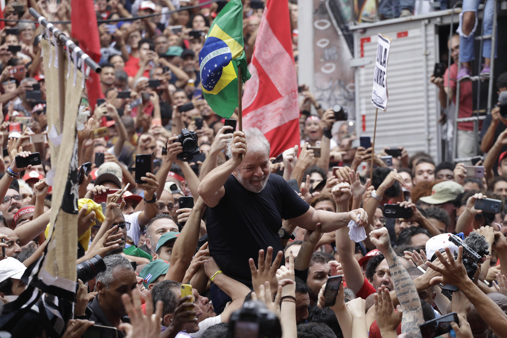 La bataille politique entre l'ancien président Lula et le président actuel Jair Bolsonaro promet de faire rage au Brésil, et de diviser encore un peu plus la population.