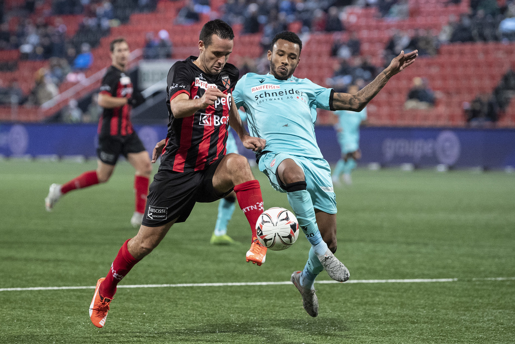 Le joueur de Xamax Raphaël Nuzzolo, à gauche, à la lutte avec Chris Kablan du FC Thoune.