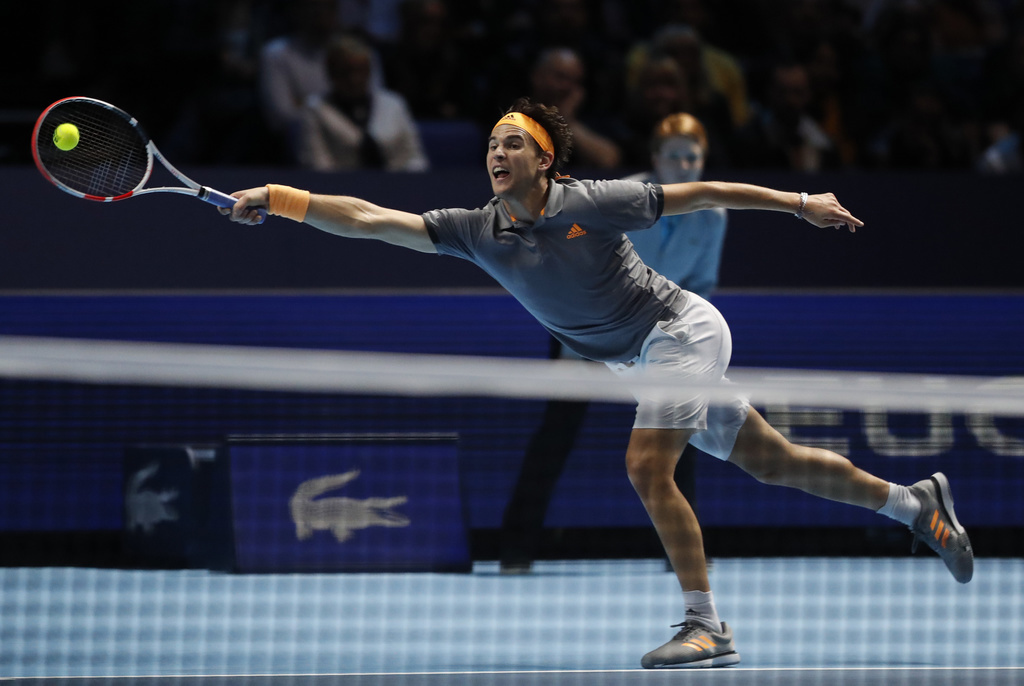 Dominic Thiem a dû batailler ferme, mais il a réussi à venir à bout de Novak Djokovic pour se qualifier en demi-finales des Masters de Londres.