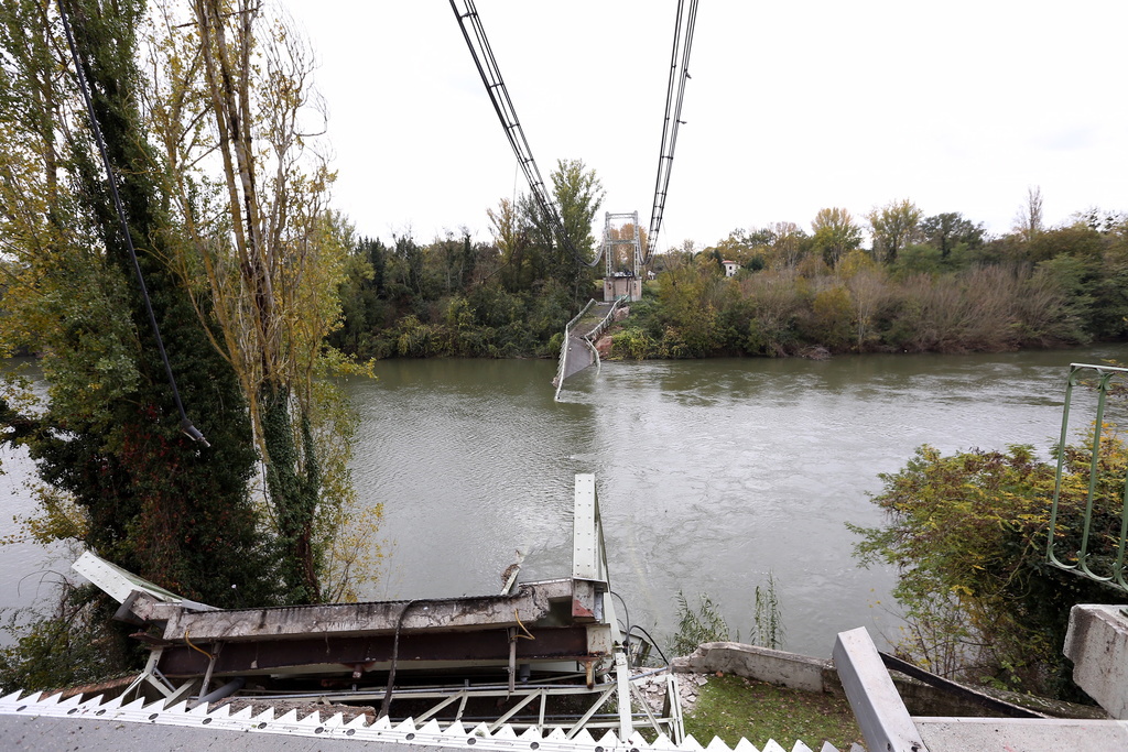 Le pont pourrait avoir craqué sous le poids du camion beaucoup trop lourd.