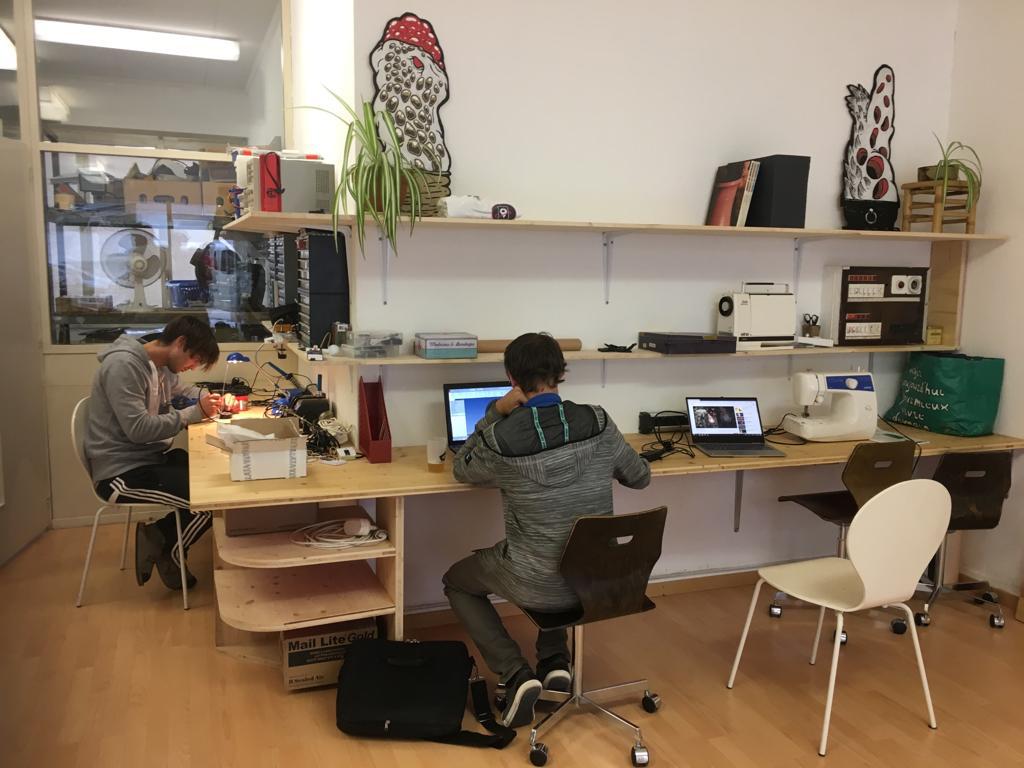 A Sierre, l'association Satellite possède un Stamm qui compte un repaire-café, un honest-shop et une bibliothèque à objets.