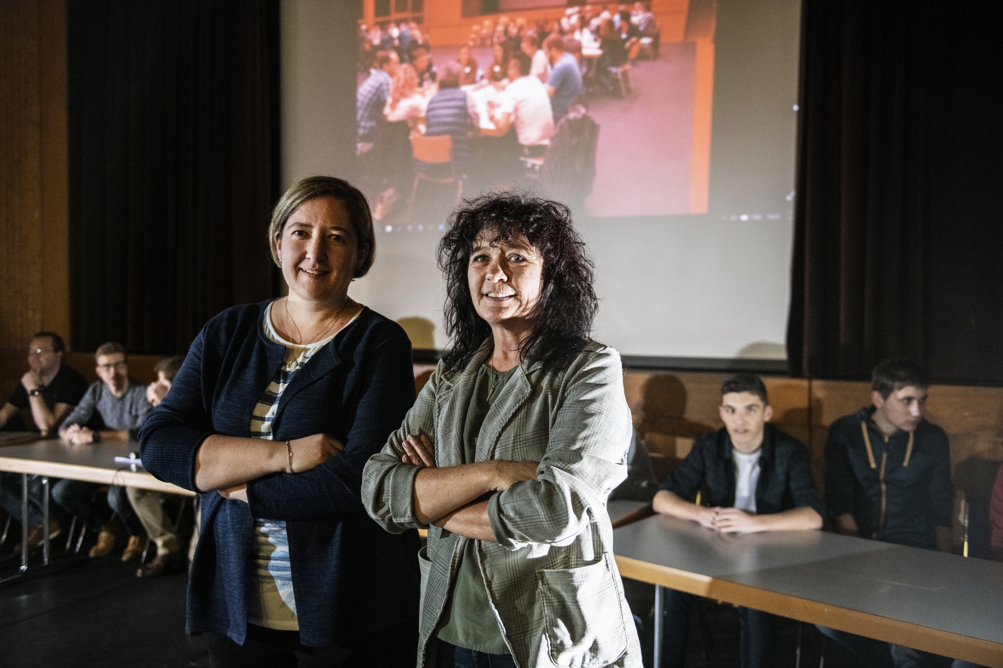 Nicole Fumeaux (à droite) a lancé cette démarche participative en collaboration avec 150 citoyens ainsi que la vice-présidente de la commune, Geneviève Pralong (à gauche).