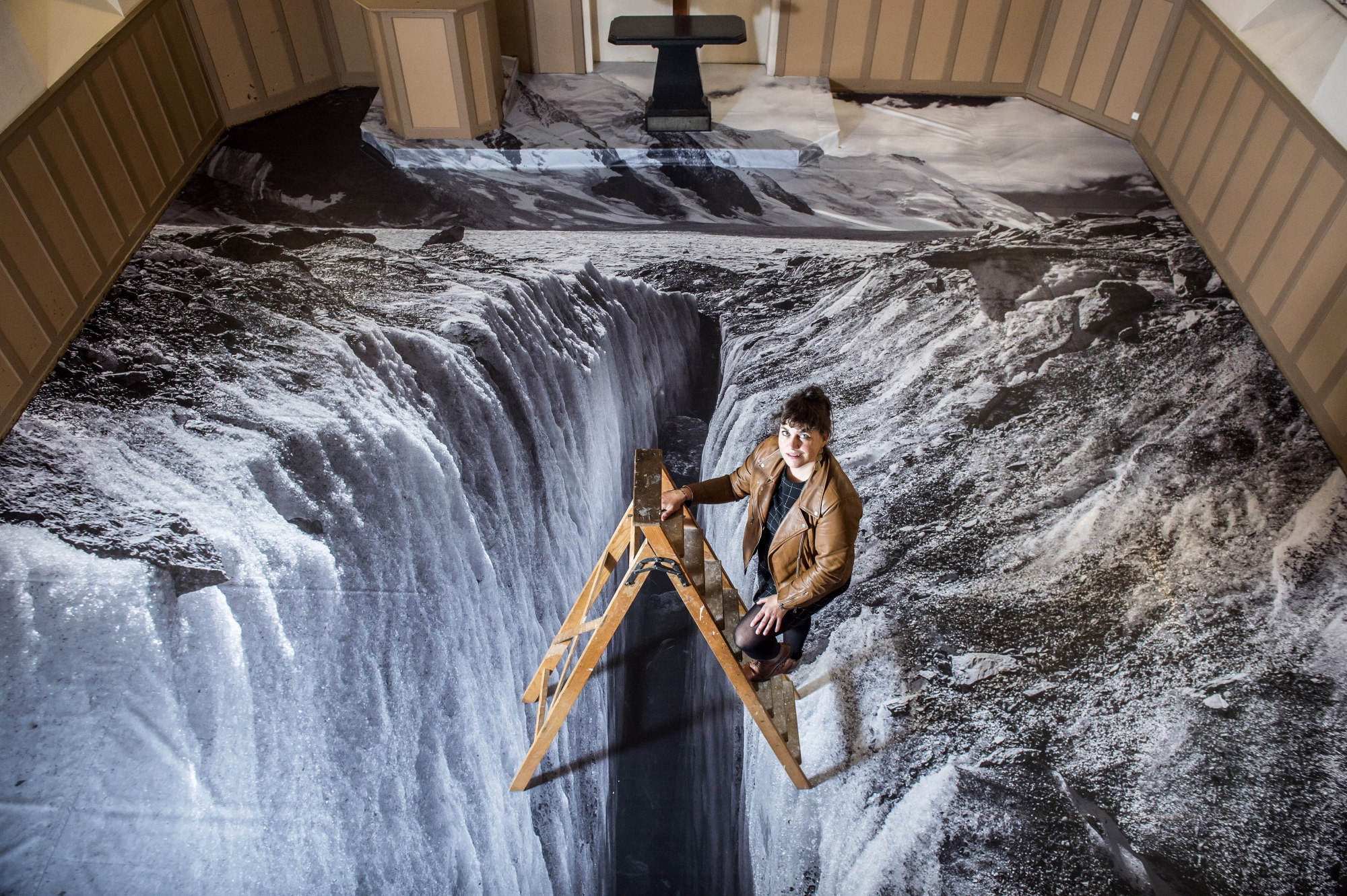 Répondant à une invitation de la ville de Bex, l'artiste valaisanne a couvert le sol de la chapelle Nagelin d'une image du glacier d'Aletsch. Depuis cinq ans, elle focalise son travail artistique sur le changement climatique.