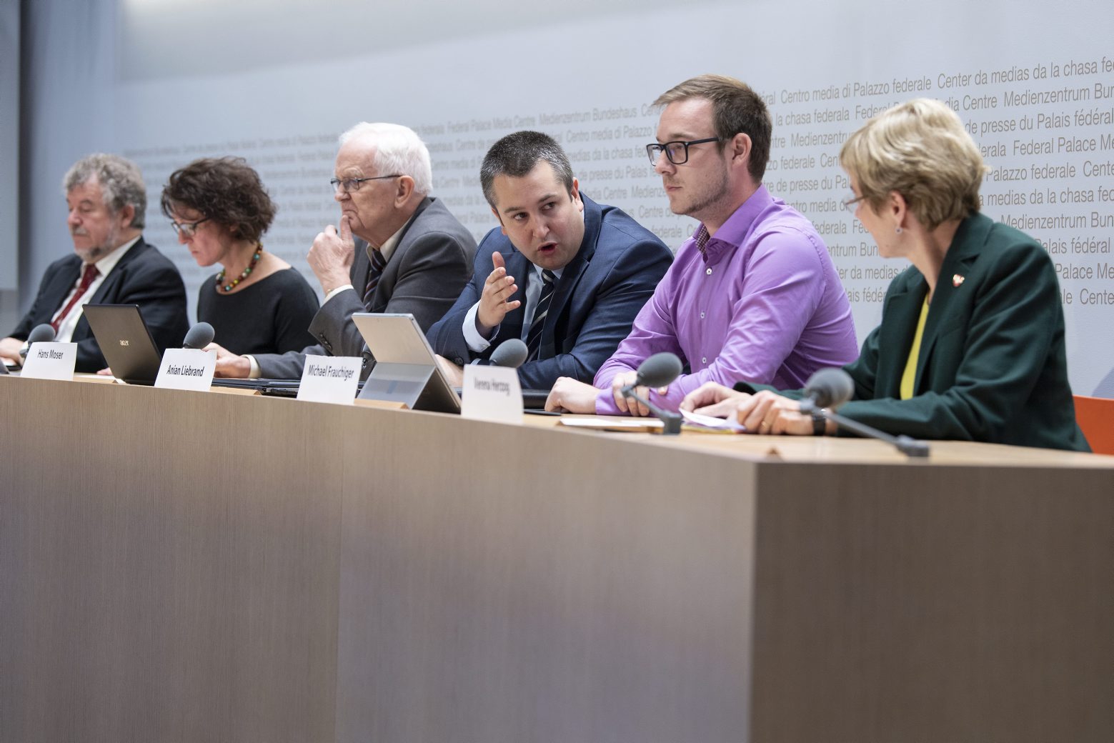 Marc Frueh, Abstimmungskomitee, Katharina Baumann, Grossraetin EDU-BE, Hans Moser, Praesident EDU Schweiz, Anian Liebrand, Koordinator Abstimmungskomitee, Michael Frauchiger, LGBTI-Komitee und Verena Herzog, Nationalraetin SVP-TG, von links, vom Abstimmungskomitee begruenden an einer Medienkonferenz ihr Nein zum Zensurgesetz, am Montag, 11. November 2019, in Bern. (KEYSTONE/Peter Schneider) SCGHWEIZ ZENSURGESETZ