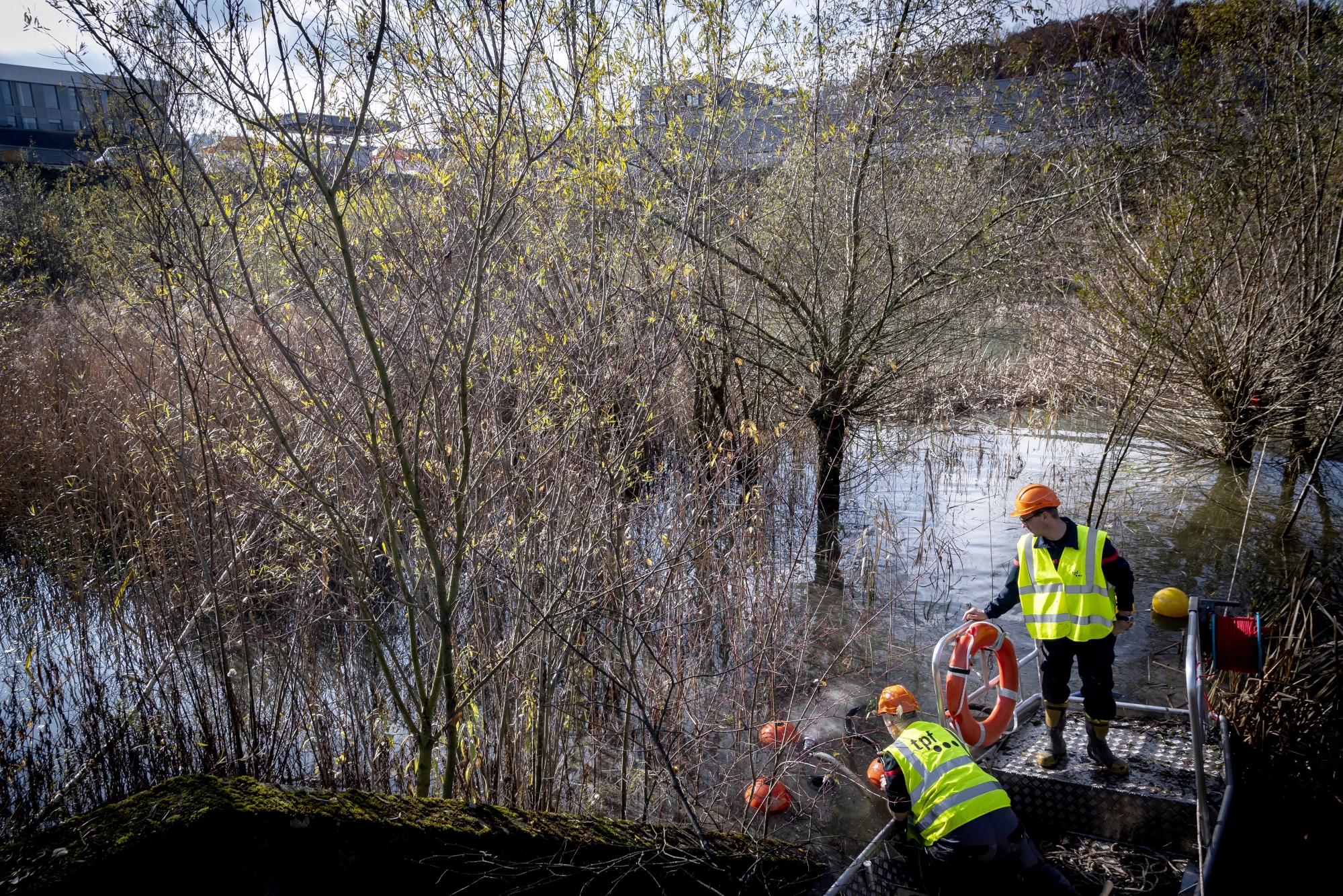 Situation après la fuite de 45000 litres de diesel d'une cuve du site des TPF 
Photo Lib / Charly Rappo, Givisiez, 19.11.2019