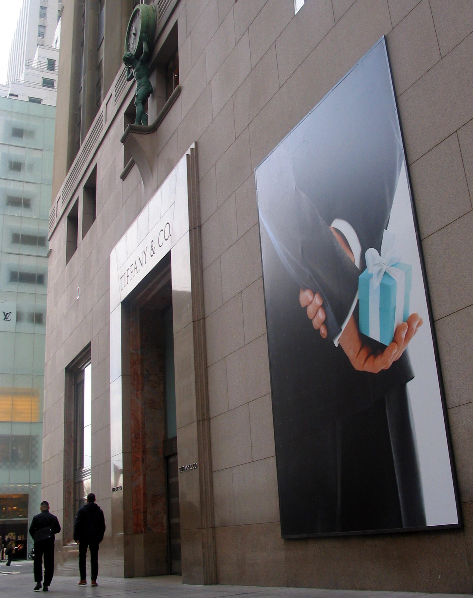Two men pass in front of the Tiffany store in New York on Tuesday morning March 28, 2006. Tiffany & Co., a seller of jewelry and luxury items, on Tuesday said its profit fell 35 percent in the fourth quarter from results a year earlier that included a one-time gain. (KEYSTONE/AP Photo/Shahrzad Elghanayan) USA EARNS TIFFANY