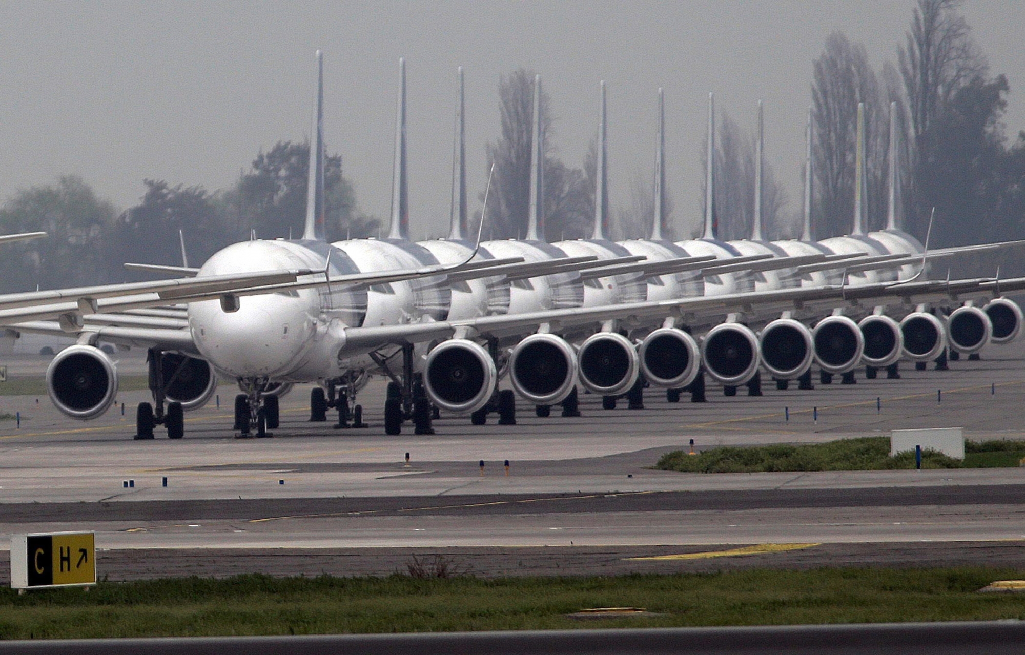 epa04931945 A line of planes is parked on the tarmac during a strike day at the International Airport of Santiago de Chile, Chile, 15 September 2015. Some 3,880 employees of the Chilean General Direction of Civil Aeronautics (DGAC) started a 24-hour strike. According to the DGAC a total of 48 public and private airports in Chile have been affected by the strike.  EPA/MARIO RUIZ CHILE TRANSPORT STRIKE
