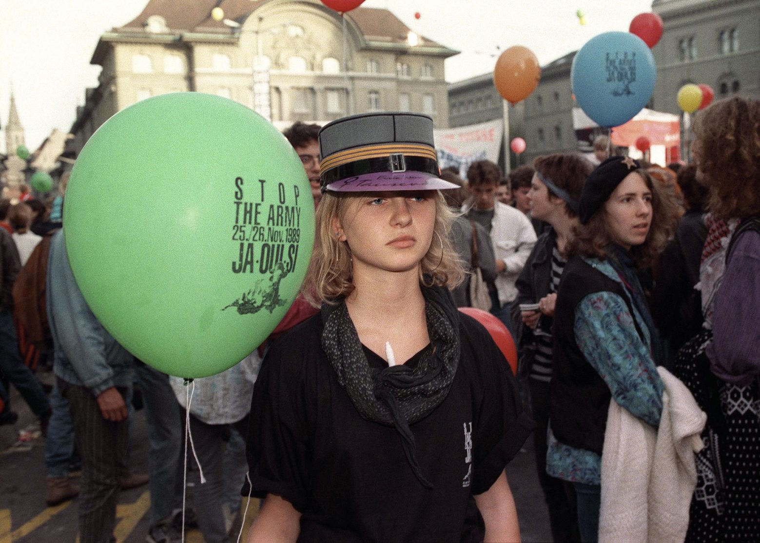 ARCHIV - ZUM 30. JAHRESTAG DER GSOA INITIATIVE AM DIENSTAG 26. NOVEMBER 2019 STELLEN WIR IHNEN FOLGENDES BILDMATERIAL ZUR VERFUEGUNG - One month before the voting on the initiative "Fuer eine Schweiz ohne Armee und fuer eine umfassende Friedenspolitik" (For a Switzerland without an army and an overall peaceful political stance), launched by the "Group for a Switzerland without an Army" (GSoA), people attend the festival 'Stop the Army' outside the Federal Parliament Building on Berne's Bundesplatz, pictured on October 21, 1989. (KEYSTONE/STR)..Die GSoA vor dem Bundeshaus: am 21. Oktober 1989, 1 Monat vor der Abstimmung ueber die Initiative 'Schweiz ohne Armee', (25./26. November) findet auf dem Bundesplatz das 'Stop the Army' - Festival statt. (KEYSTONE/STR) 30. JAHRESTAG GSOA INITIATIVE