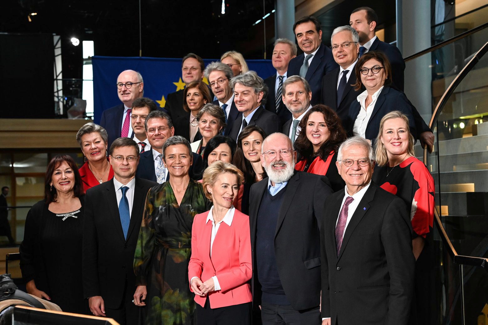 epa08028768 European Commission President Ursula von der Leyen (C) poses with new members of EU Commission, after the vote of Members of the EU Parliament on her college of commissioners, in Strasbourg, France, 27 November 2019.  EPA/PATRICK SEEGER EUROPEAN PARLIAMENT FRANCE STRASBOURG