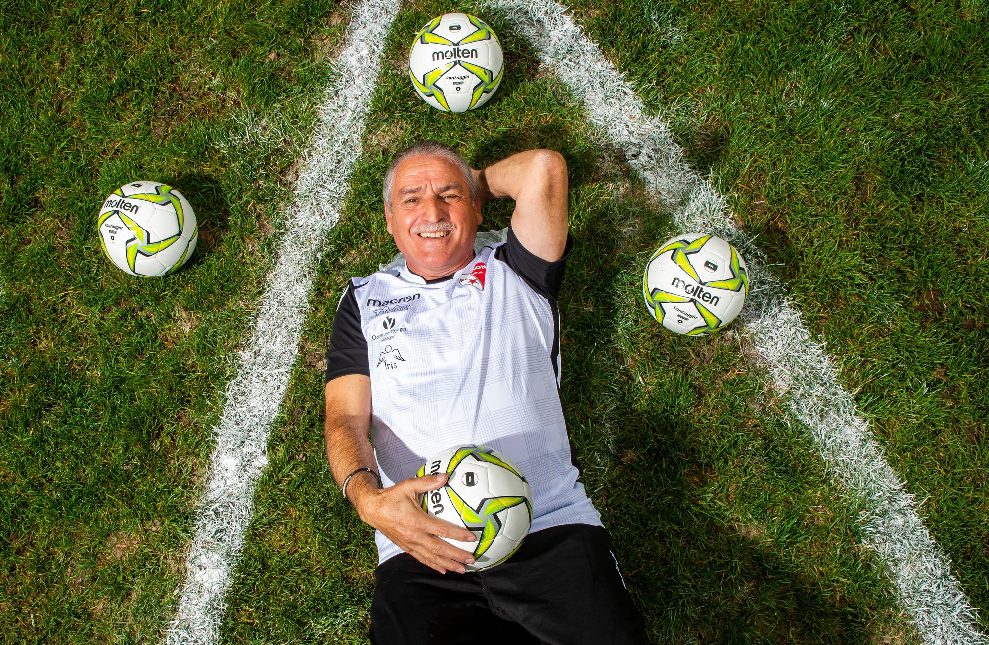 Pascal Nicolo, équipé de la tenue spécialement confectionnée pour le FC Sion Campus, s'offre un moment de pause avant le coup d'envoi du stage automnal organisé pour les enfants à Tourbillon.