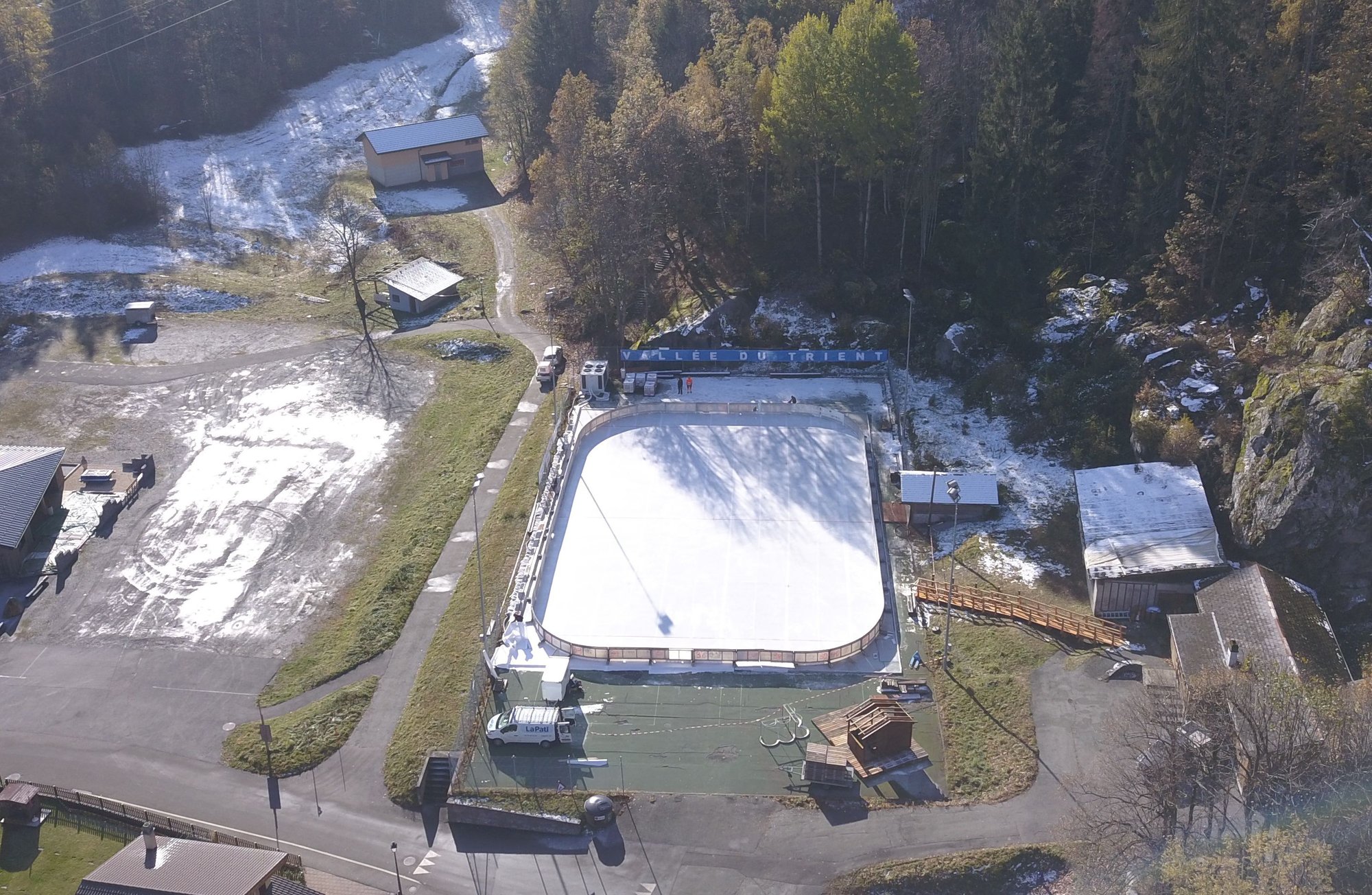 La patinoire de Salvan se trouve au fond du village. Elle restera ouverte au moins jusqu'à carnaval.