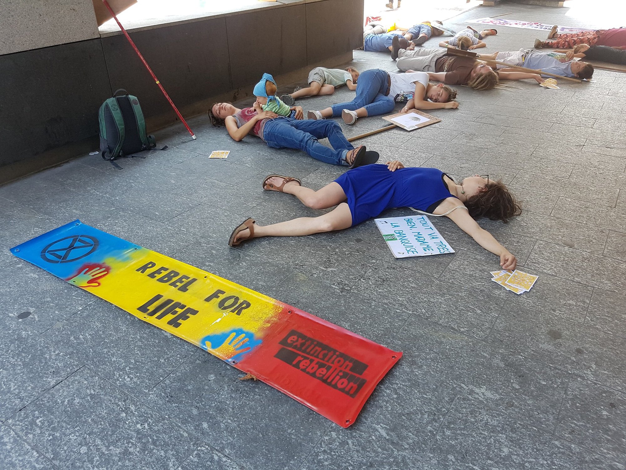 Le «die-in» d'Extinction Rebellion à Monthey.