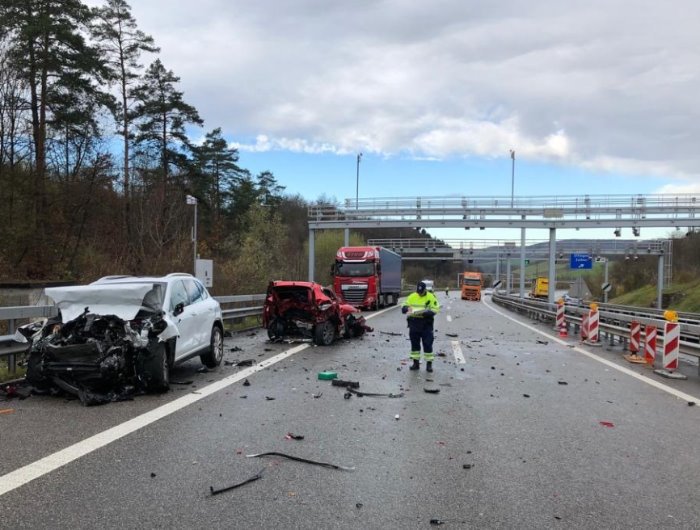Le grave accident qui s'est produit mercredi matin sur l'autoroute A3, à la hauteur d'Effingen (AG), a fait trois morts. 