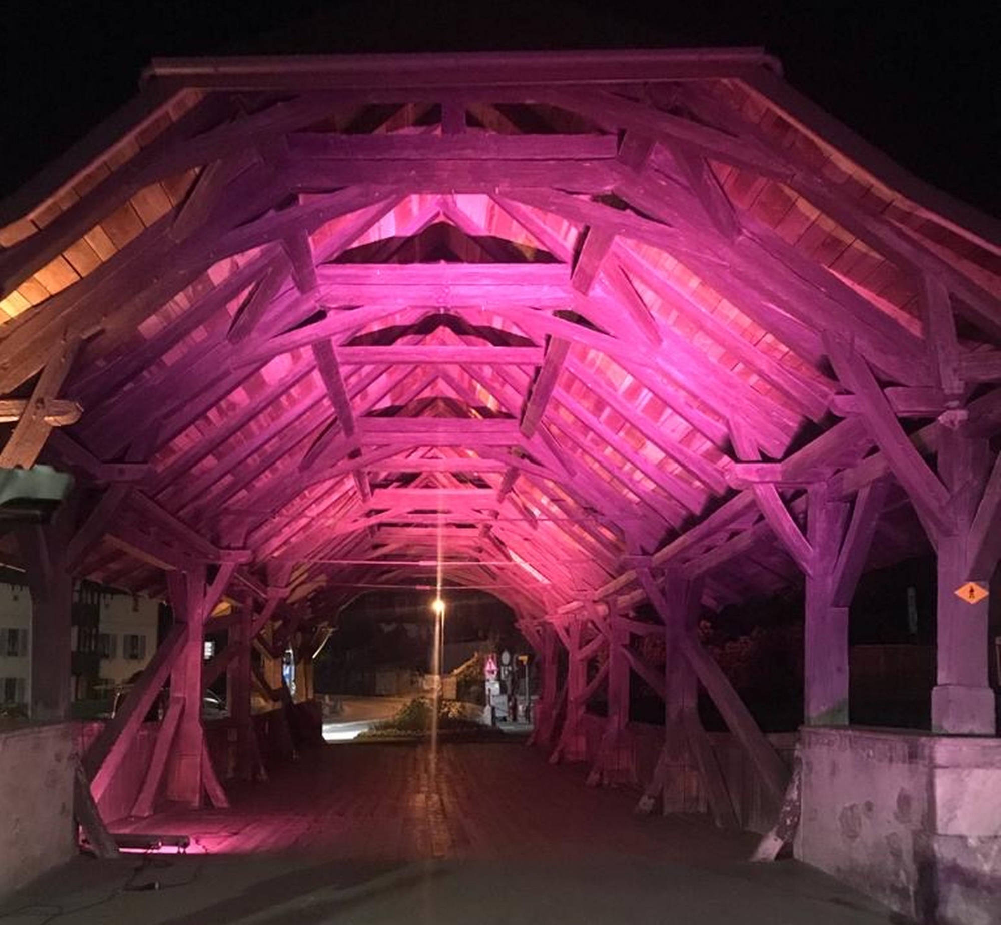 Les balades en lumières mettront en couleurs le patrimoine architectural des villes hôtes, comme le Vieux Pont à Monthey.