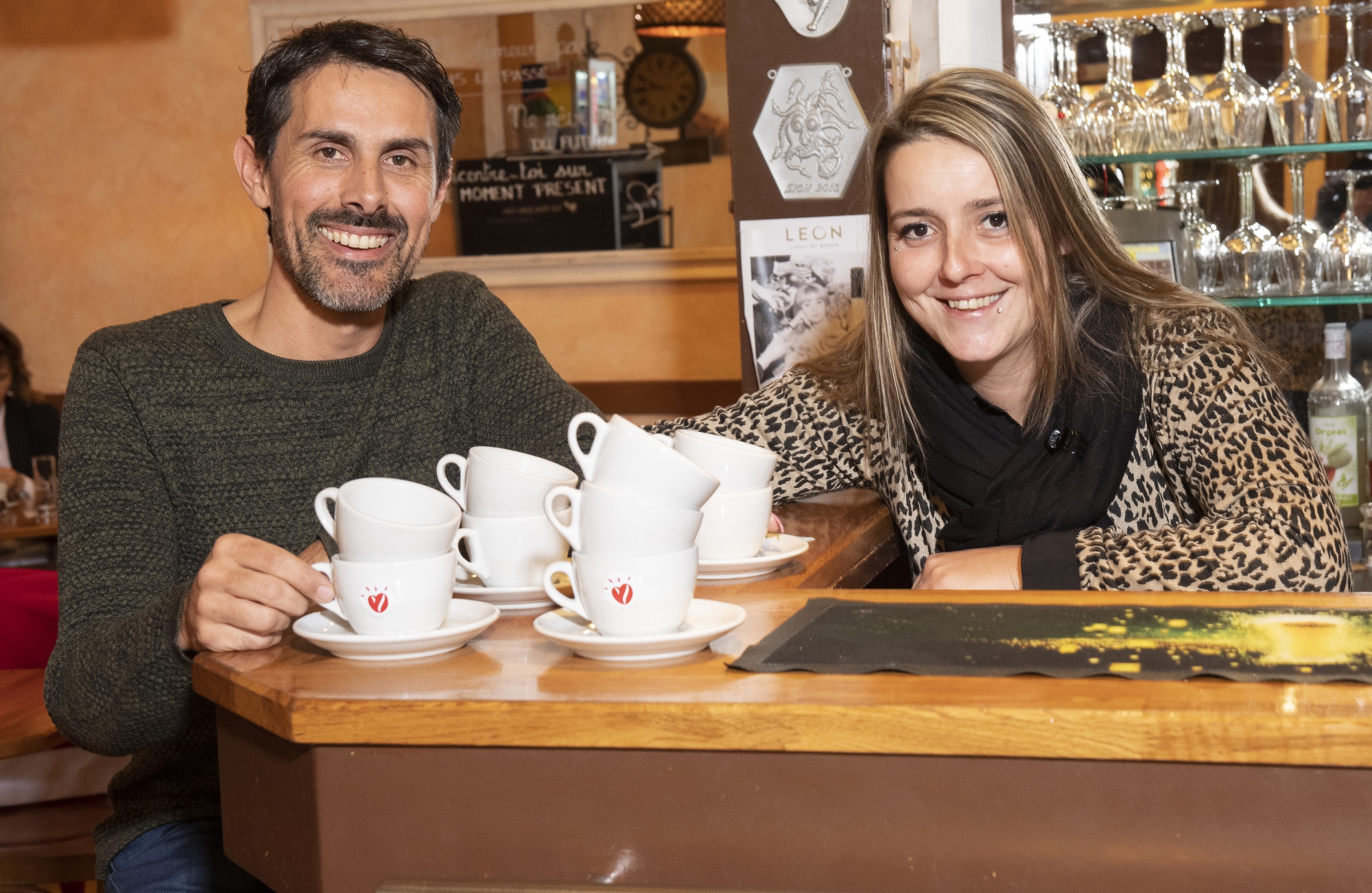 Frank Bonvin, initiateur du concept «café suspendu», et Albane Blanc, patronne de La clef à Sion, sont ravis d'accueillir les donateurs et les bénéficiaires des cafés.