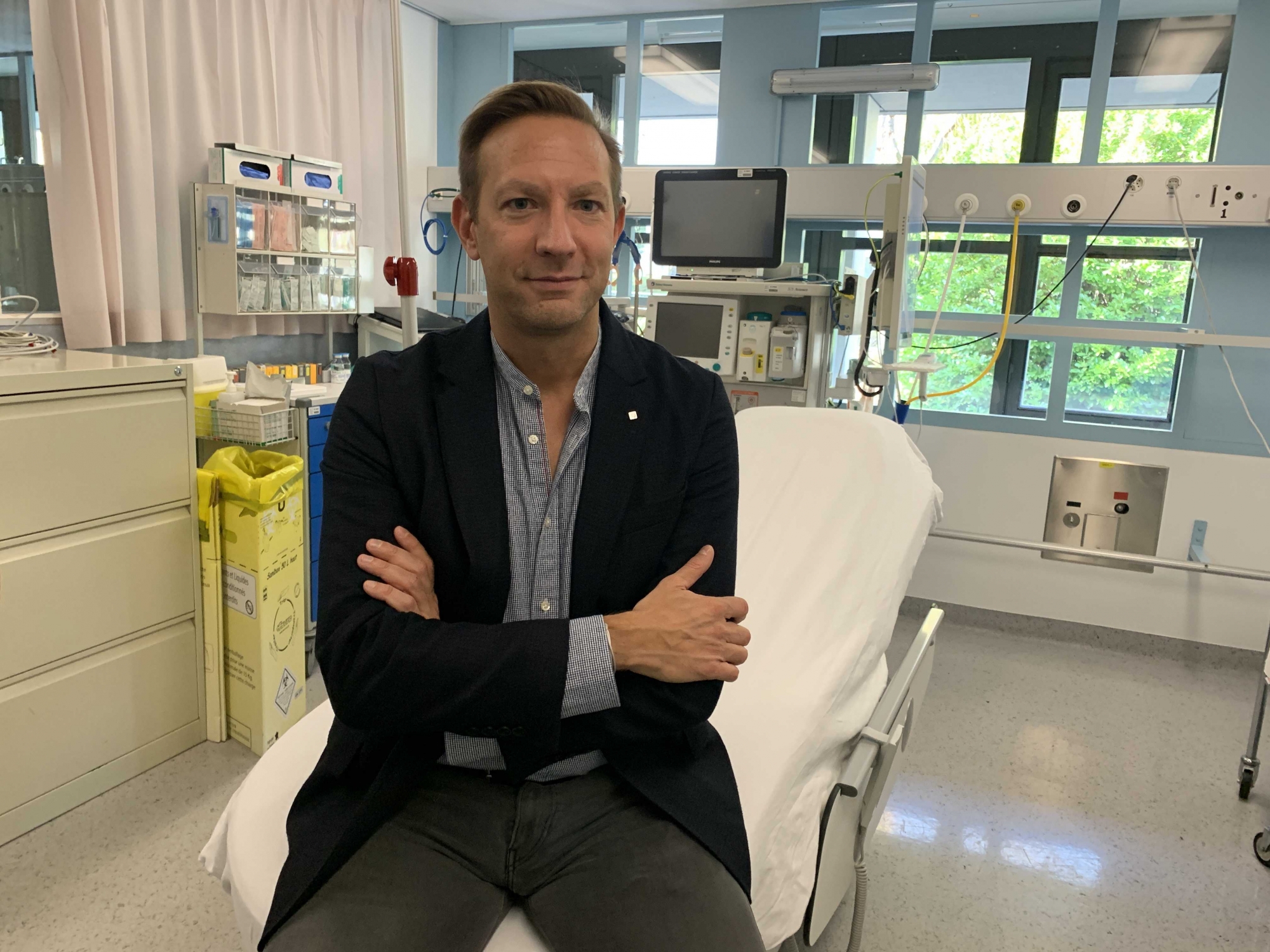 Le Dr Sacha Celik dans l'une des deux salles de la nouvelle unité d’électroconvulsivothérapie qui a trouvé place au rez-de-chaussée de l'hôpital de Martigny.