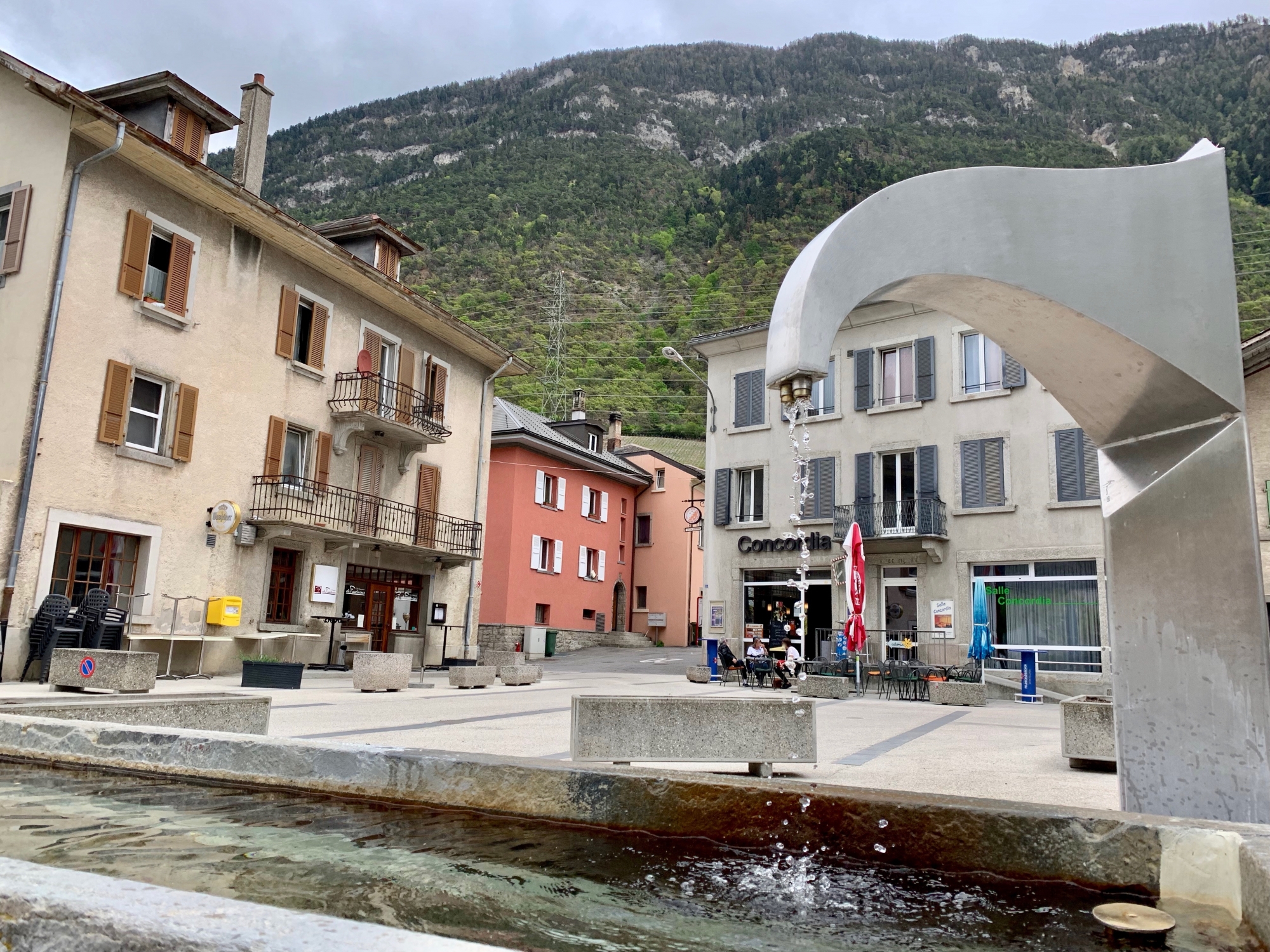 Le policier avait voulu contrôler l'accusé qui se trouvait sur la place des Chênes à Charrat. Un contrôle qui avait mal tourné en été 2017.