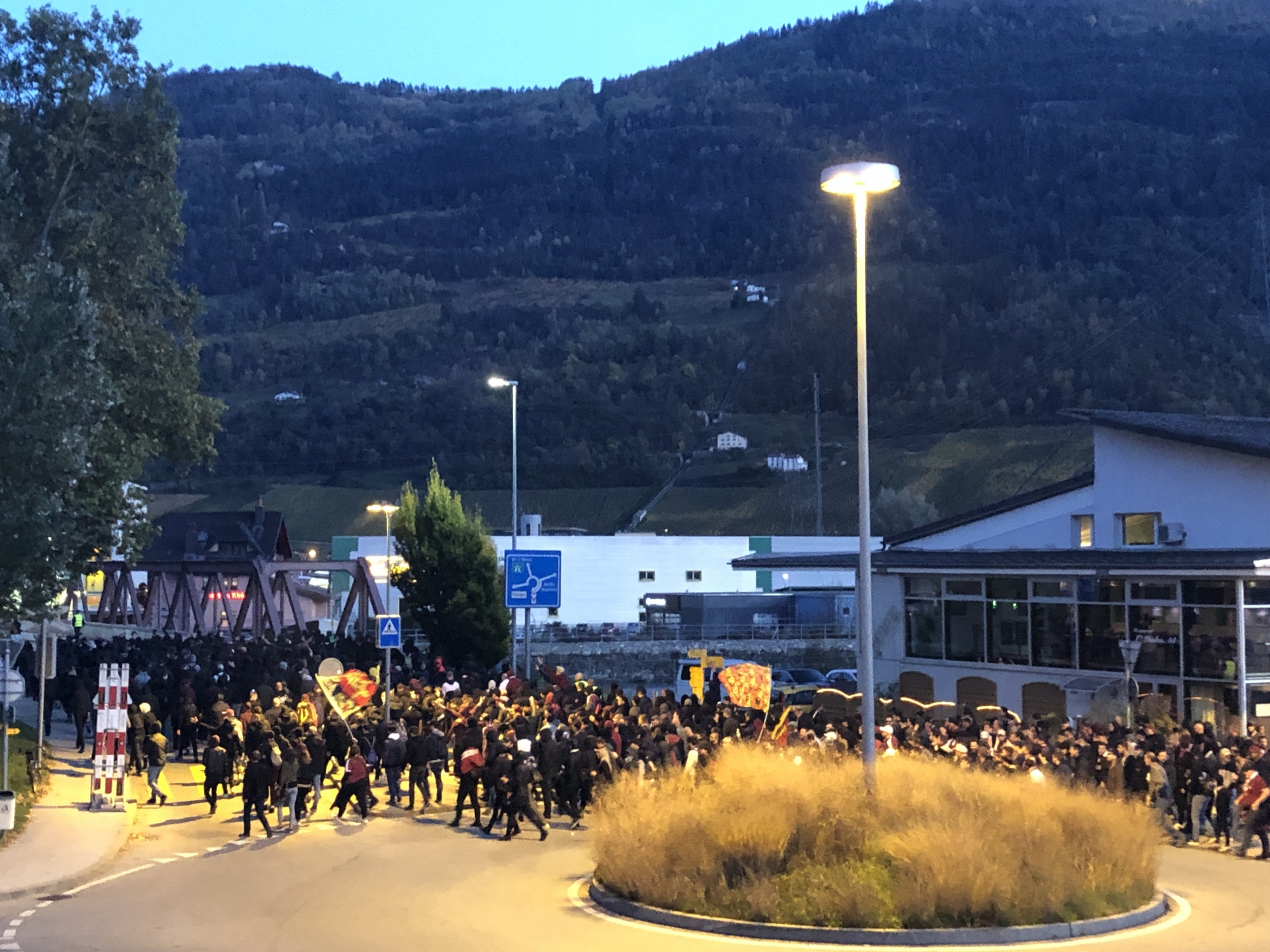 Le cortège des fans du Servette FC s'engage sur le Pont du Rhône lors du déplacement de la gare de Sion au stade de Tourbillon samedi soir