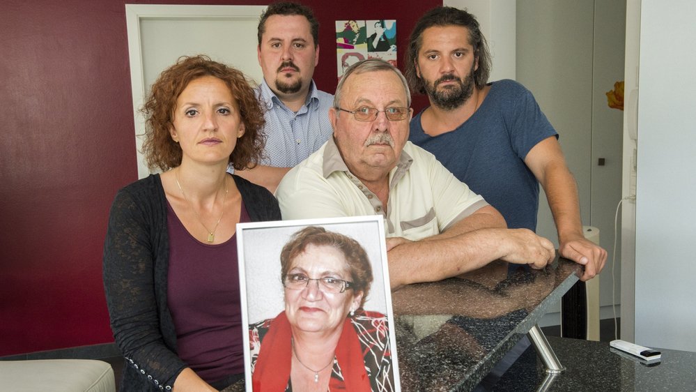 La famille, ici avec une photo de Nicole Dubuis, demande qu'un nouveau procureur soit désigné sans tarder.