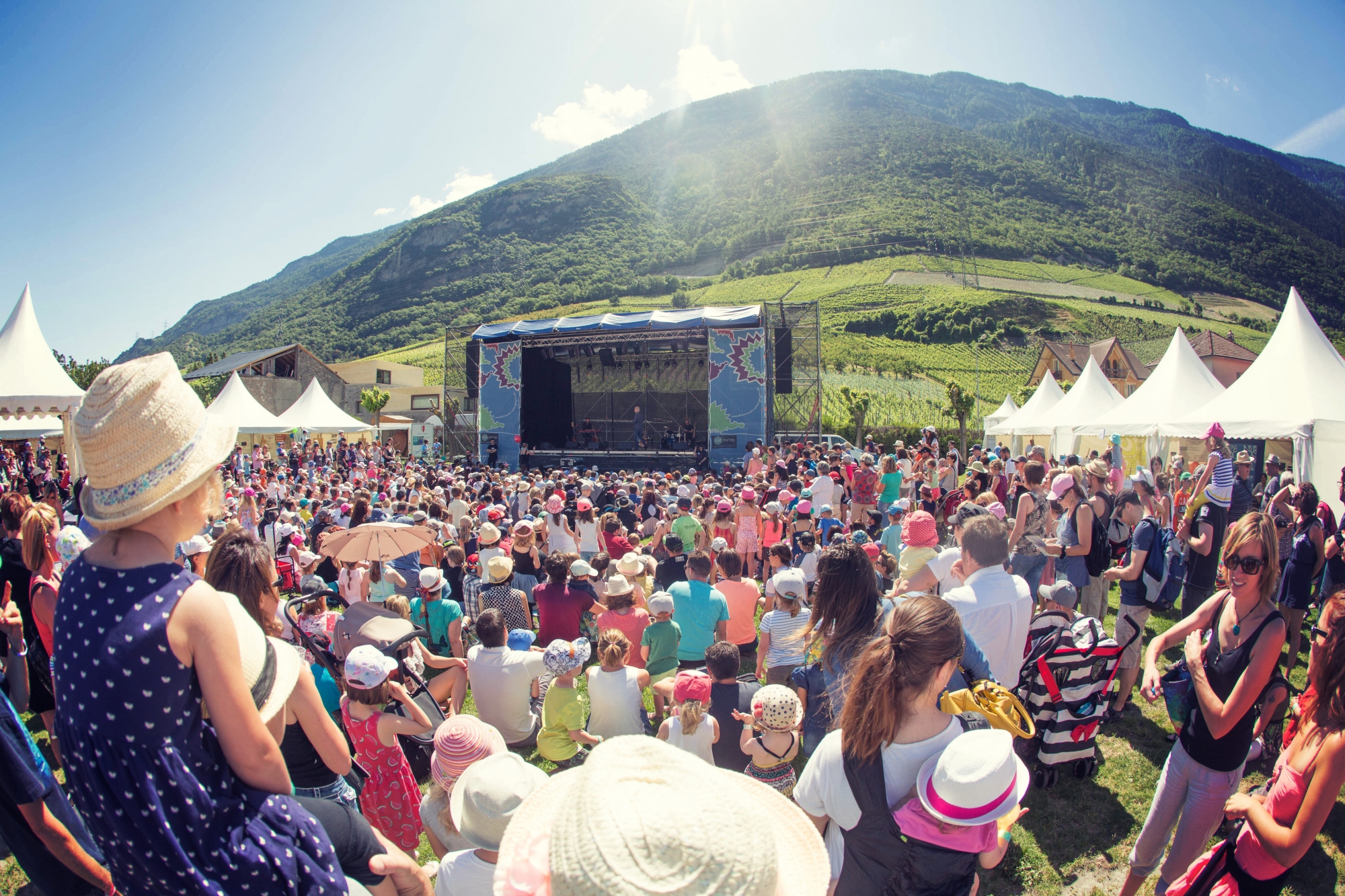 Comme en 2017, lors du concert d'Henri Dès, le festival Hérisson sous gazon devrait de nouveau attirer la foule lors de son édition 2020.