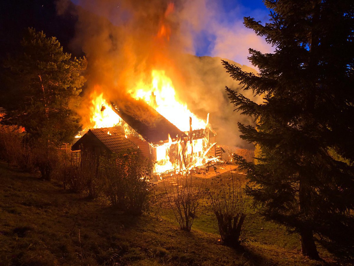 Un chalet est en feu aux Mayens-de-Chamoson. 