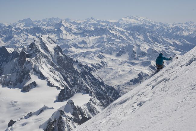 Après avoir gravi à l’aide de béquilles le Mont-Blanc en 2009, Jean-Yves Michellod y effectue la descente de la face nord avec son ski-bob. Une première.. 