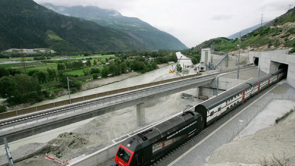 Jusqu'ici, seule la variante d'un deuxième tube partiellement équipé était envisagée par la Confédération.