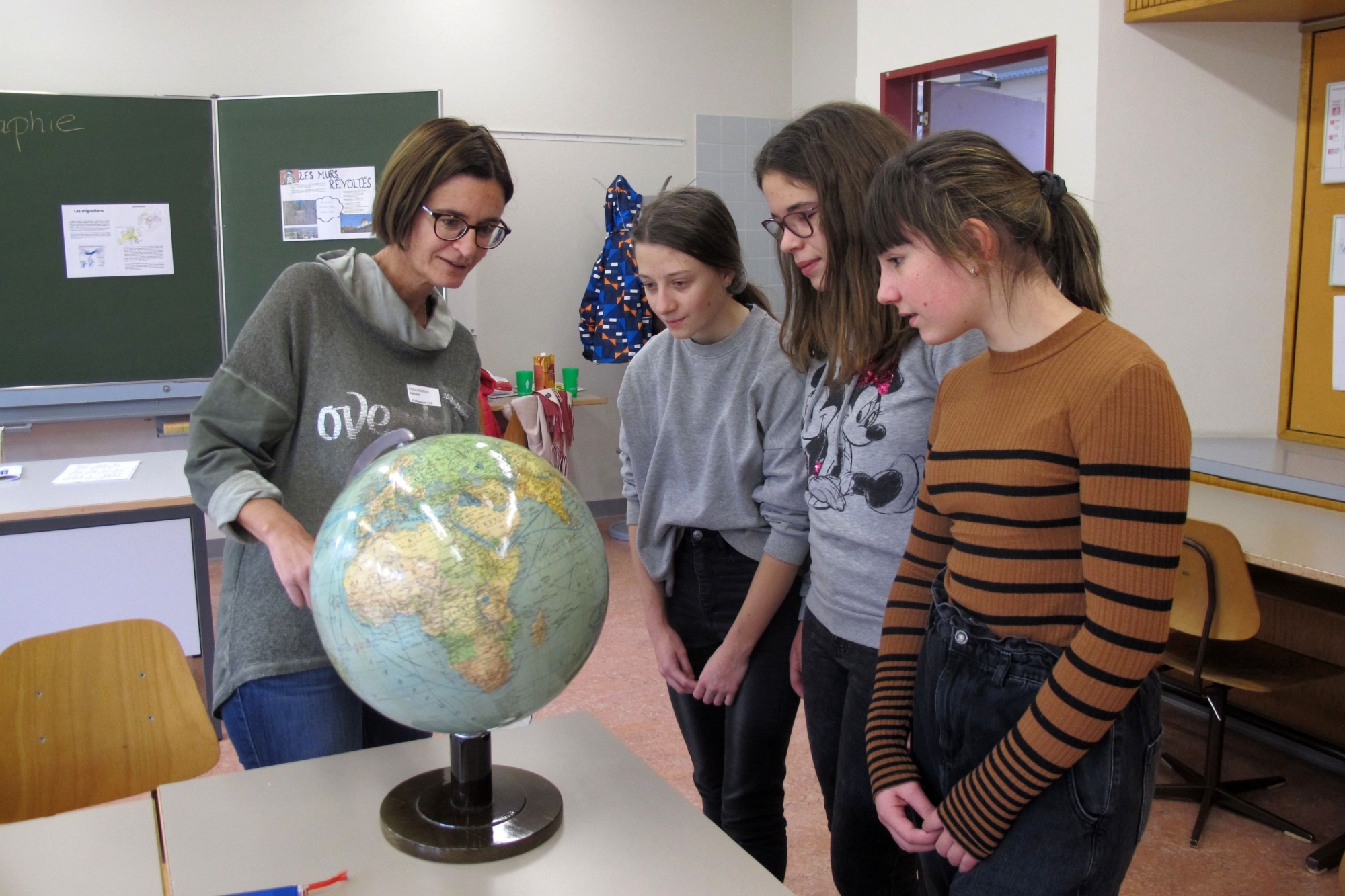 Ces jeunes étudiantes, qui ont assisté à un atelier de géographie animé par la professeure Nathalie Perruchoud (à g.), ont profité de la matinée portes ouvertes de samedi pour découvrir de l'intérieur la vie au collège.