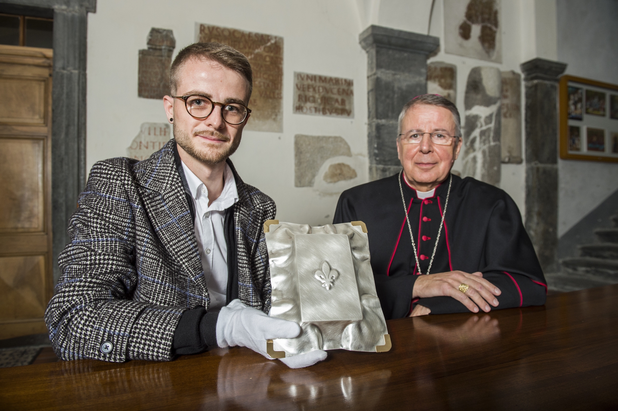 Le nouveau reliquaire présenté à l'abbaye de Saint-Maurice par le lauréat Sylvain Ferrero, étudiant à la HEAD, et l'Abbé Jean Scarcella.
