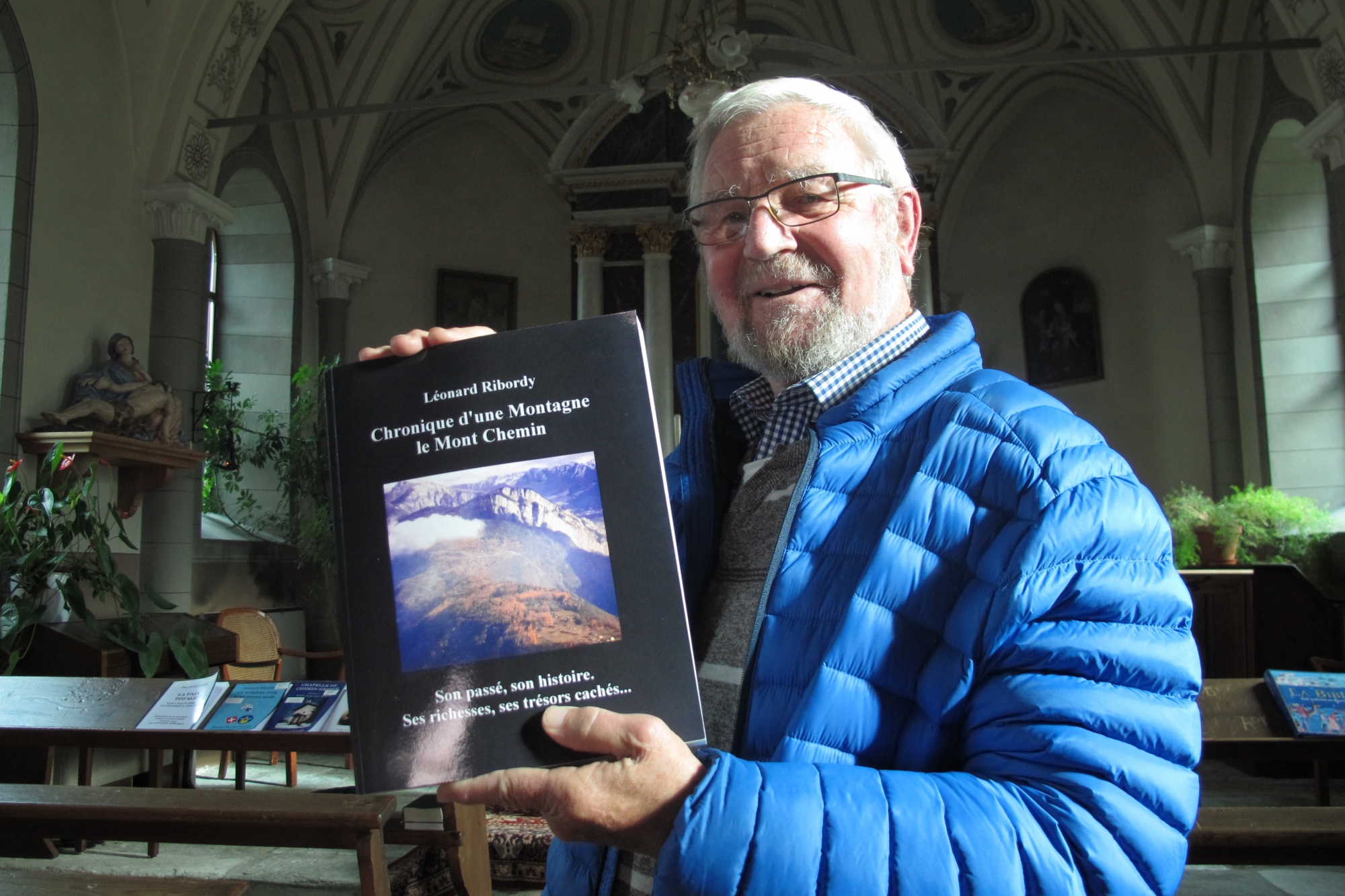 Léonard Ribordy présente son livre sur le Mont Chemin dans un lieu qui lui tient à coeur, la chapelle Notre-Dame des Neiges à Chemin-Dessus. Le Nouvelliste