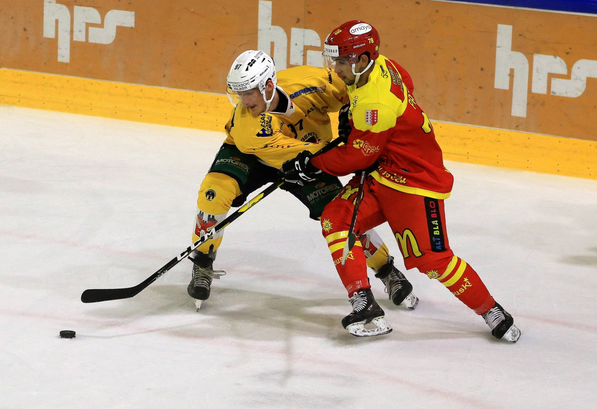 Stéphane Patry et le HC Sierre finiront par prendre l'avantage sur Kristian Suleski et Langenthal.