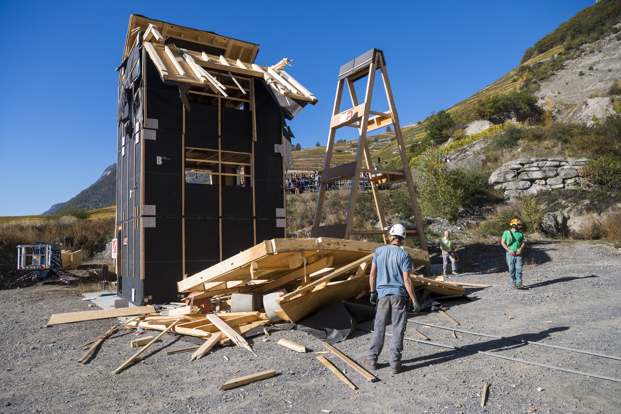 Lors de la tentative de destruction de ce bâtiment bois, seul le dernier étage a cédé.